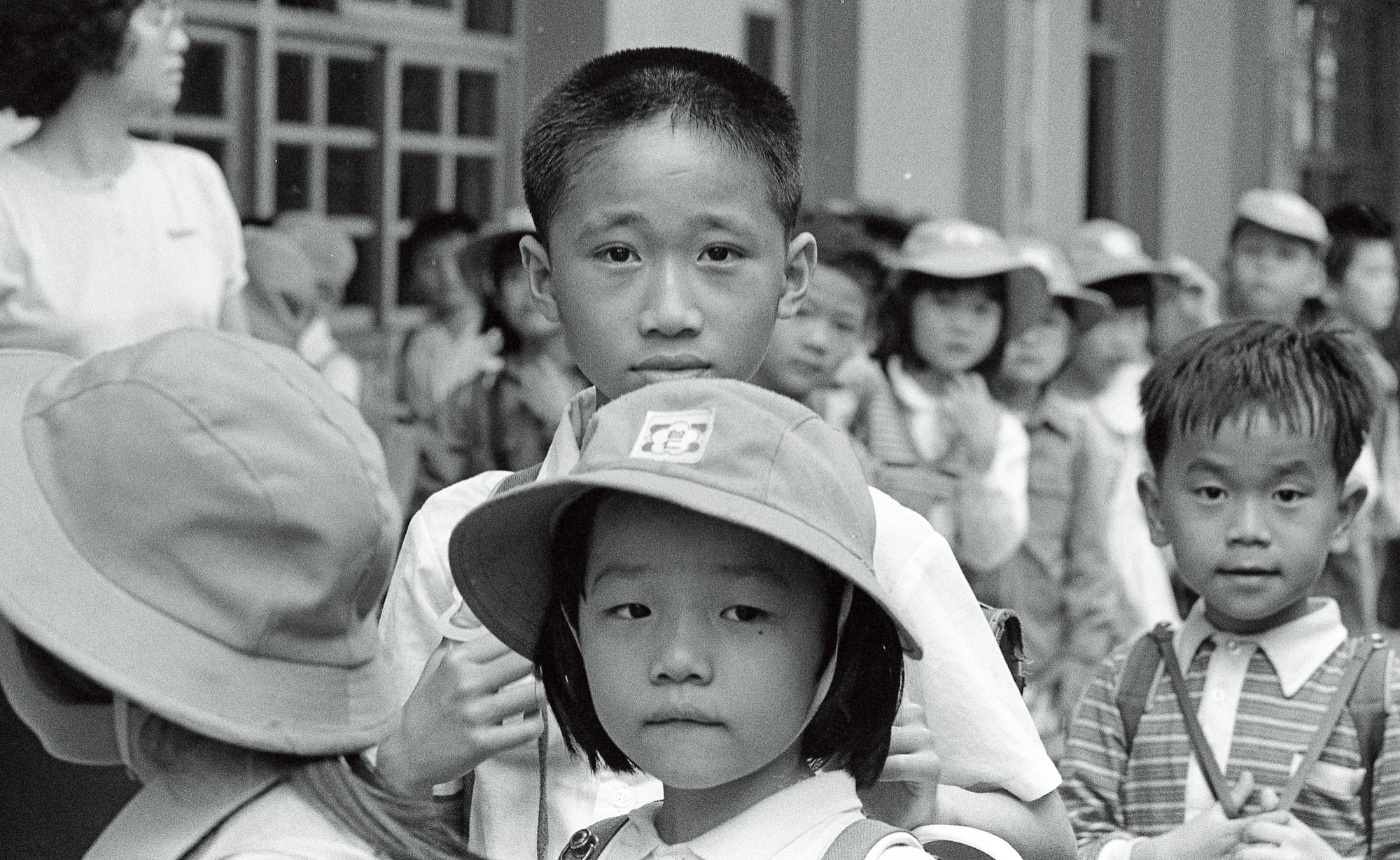 周子飛就讀普仁國小時期，他比同班同學年長2歲。右1為周子飛國小同班同學劉吉榮。（蔡明德攝）