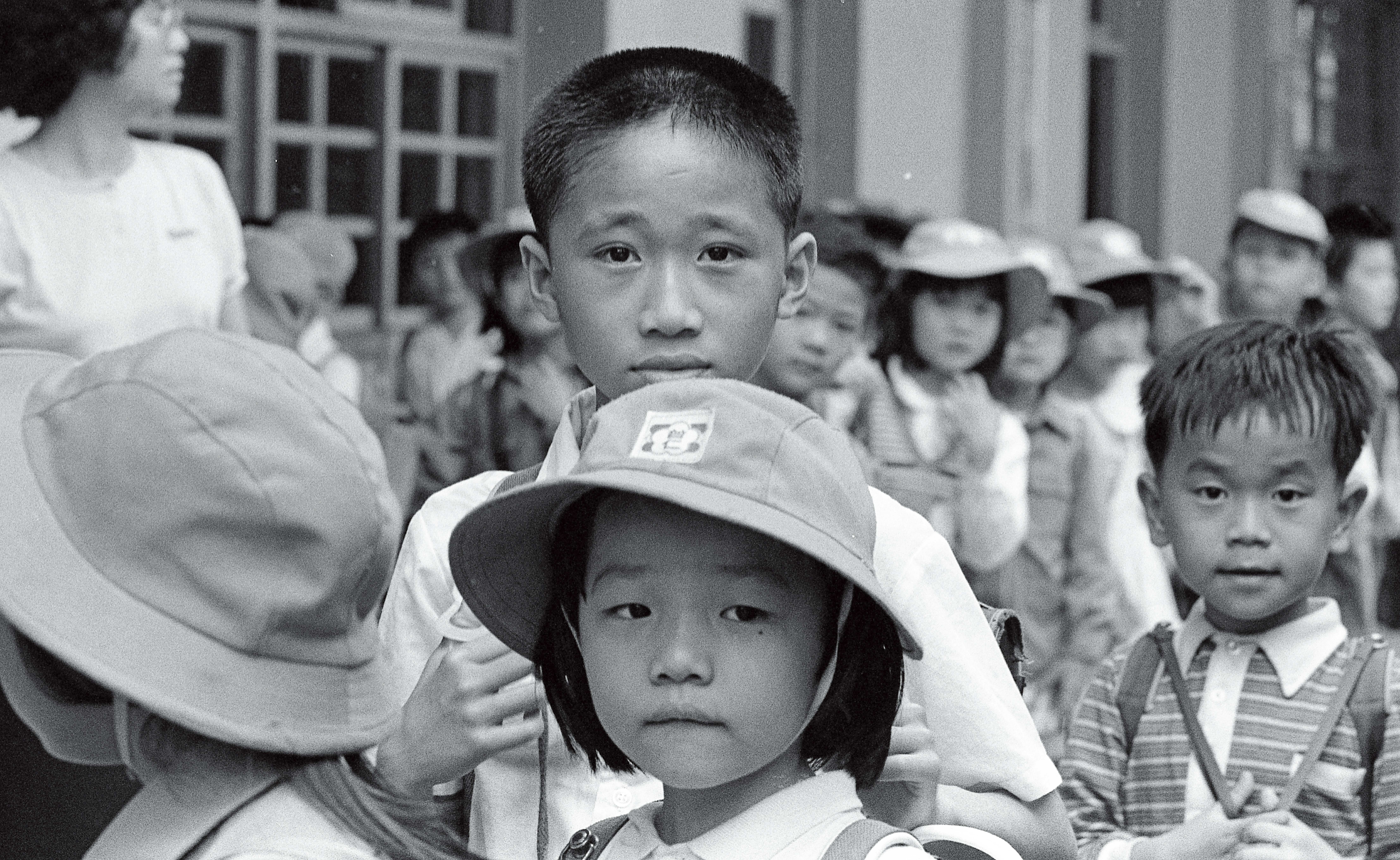 周子飛就讀普仁國小時期，他比同班同學年長2歲。右1為周子飛國小同班同學劉吉榮。（蔡明德攝）