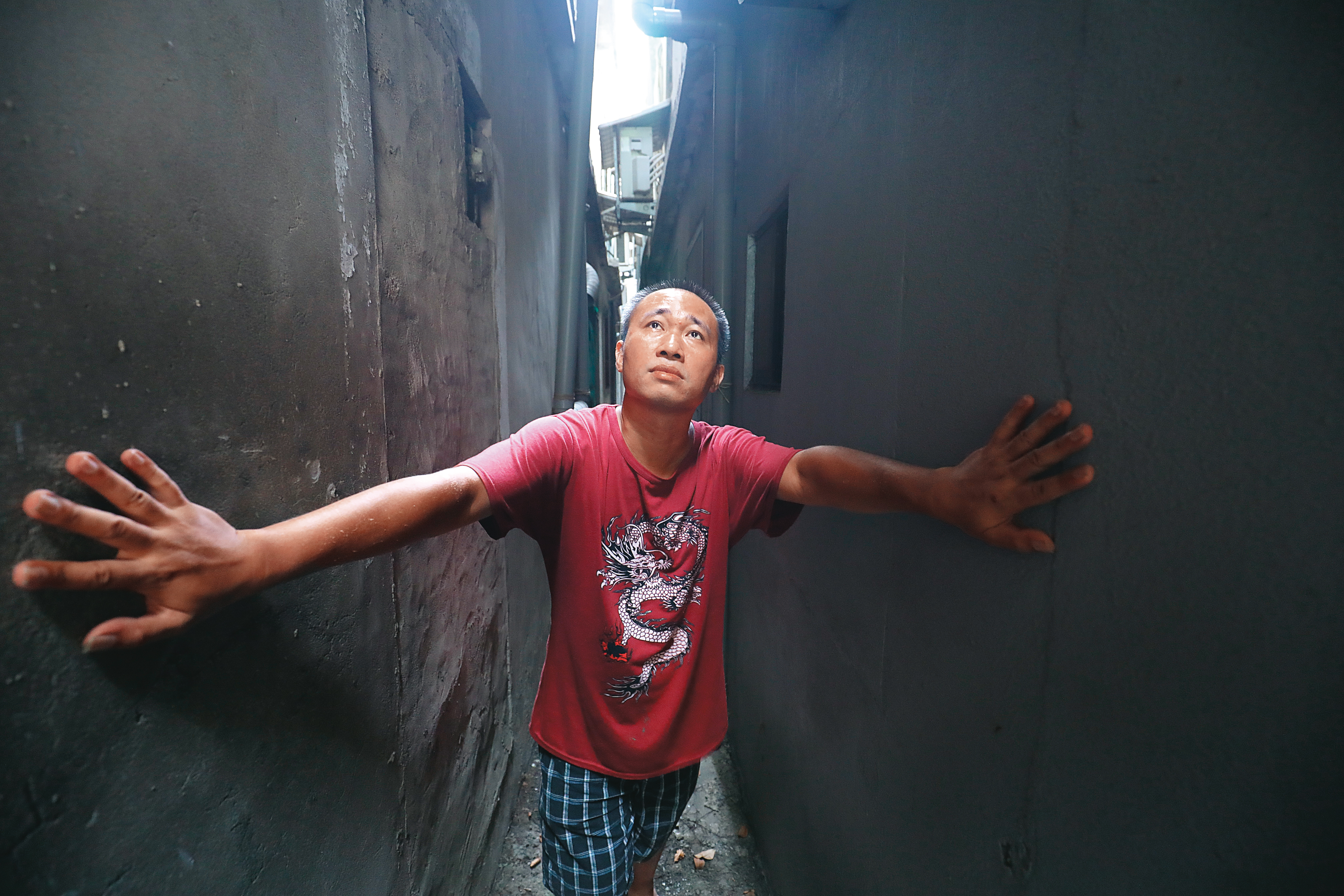 周子飛的一生也許習慣沉默。只不過，年幼時和長大後，保持沉默的原因不再相同。