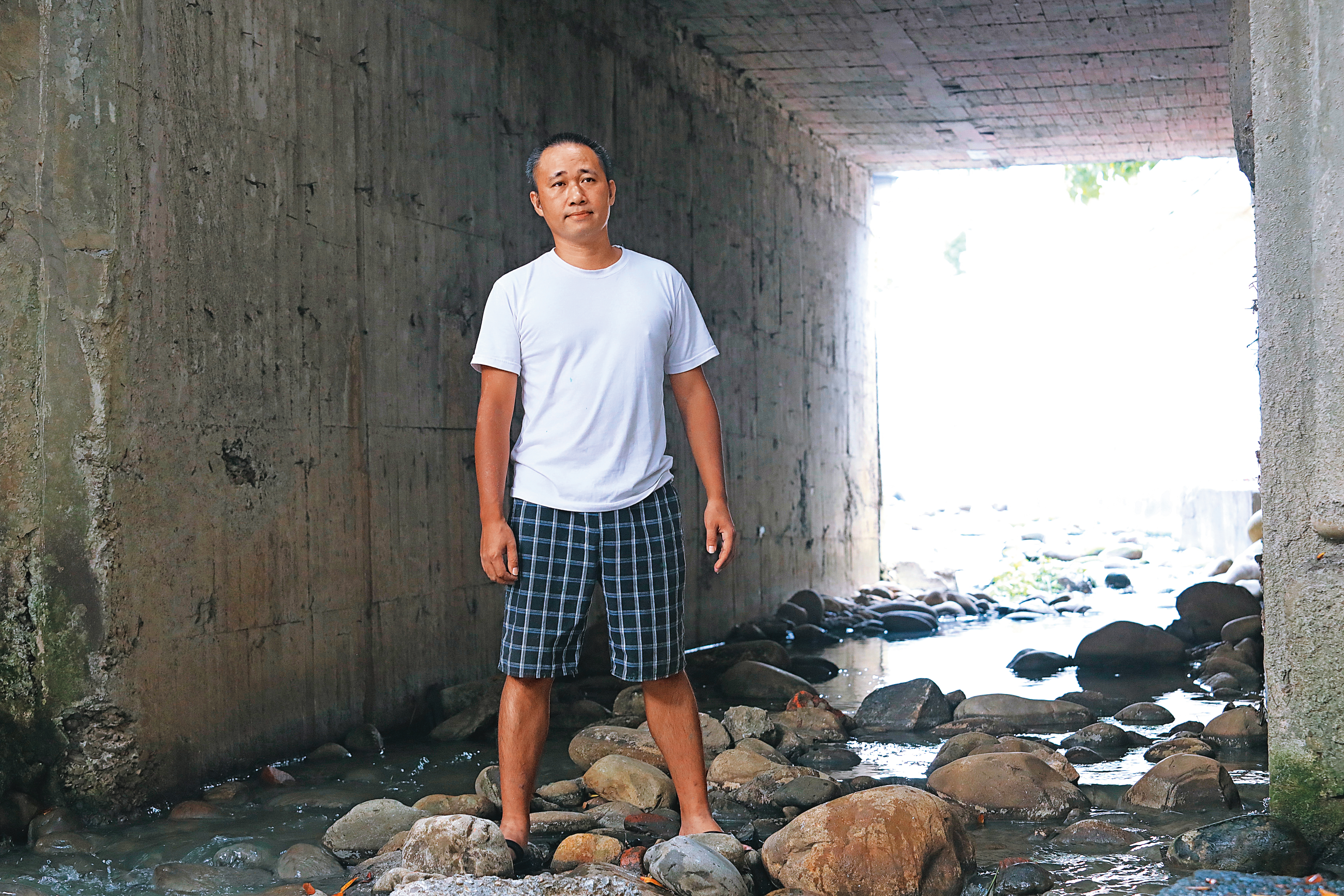 周子飛2歲至8歲時曾遭囚禁，剛獲救時無法言語、幼時難以與人溝通。如今他已42歲，與人交談、對答無礙。