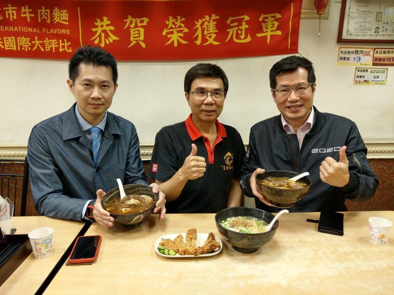 行政院發言人丁怡銘(左)與立委羅致政(左)赴板橋皇家傳承牛肉麵,向業者表示歉意與支持。(翻攝自羅致政粉絲團)