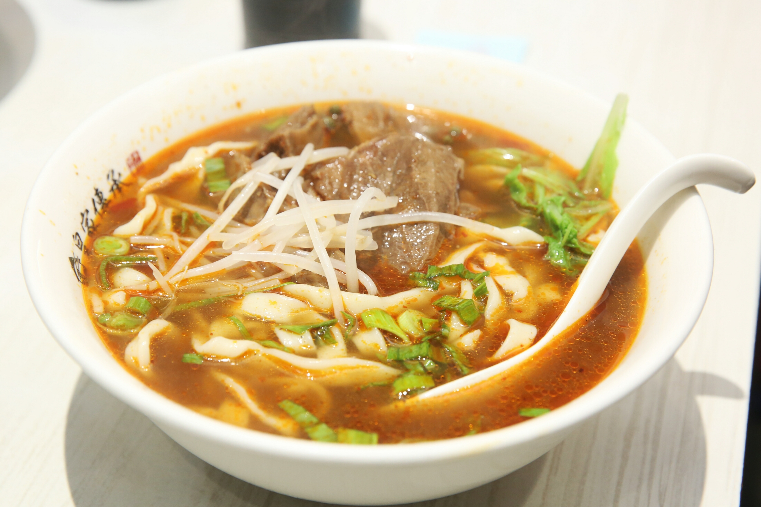 板橋皇家傳承牛肉麵宣布，今天起每日前30名內用的民眾，每人招待一碗「麻辣藤椒牛肉麵」。