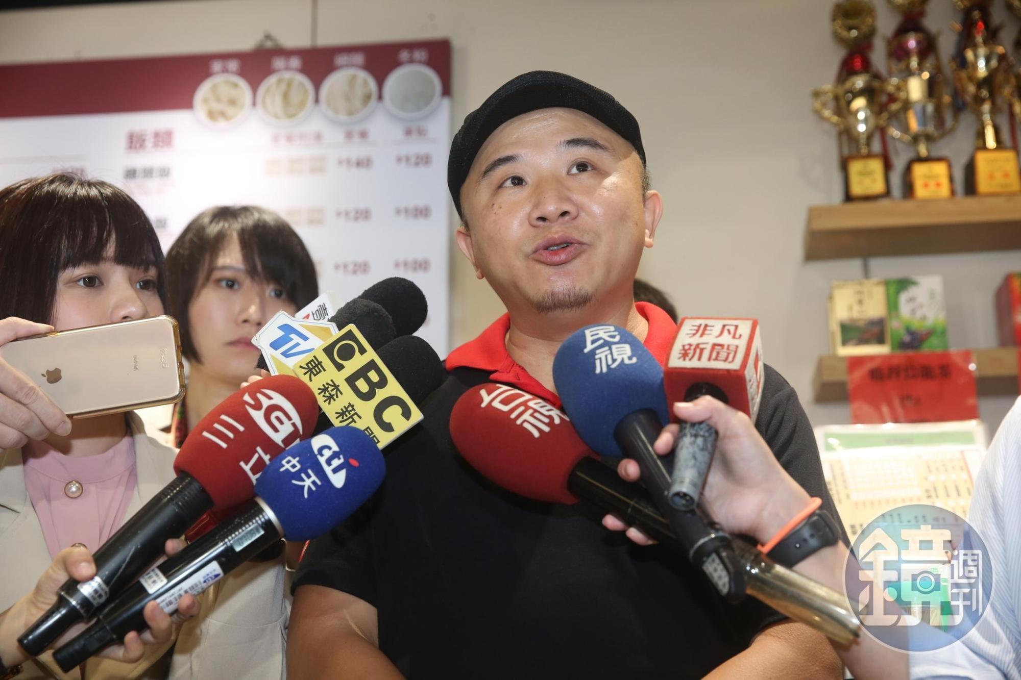 奪得2020「台北市牛肉麵饕味國際大比拚」紅燒組冠軍的「皇家傳承牛肉麵」昨天第一時間拿出零檢出證明,圖為老闆陳家斌。