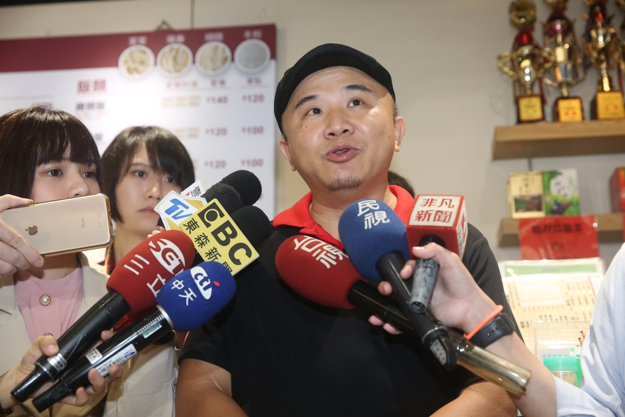 奪得2020「台北市牛肉麵饕味國際大比拚」紅燒組冠軍的「皇家傳承牛肉麵」昨天第一時間拿出零檢出證明，圖為老闆陳家斌。