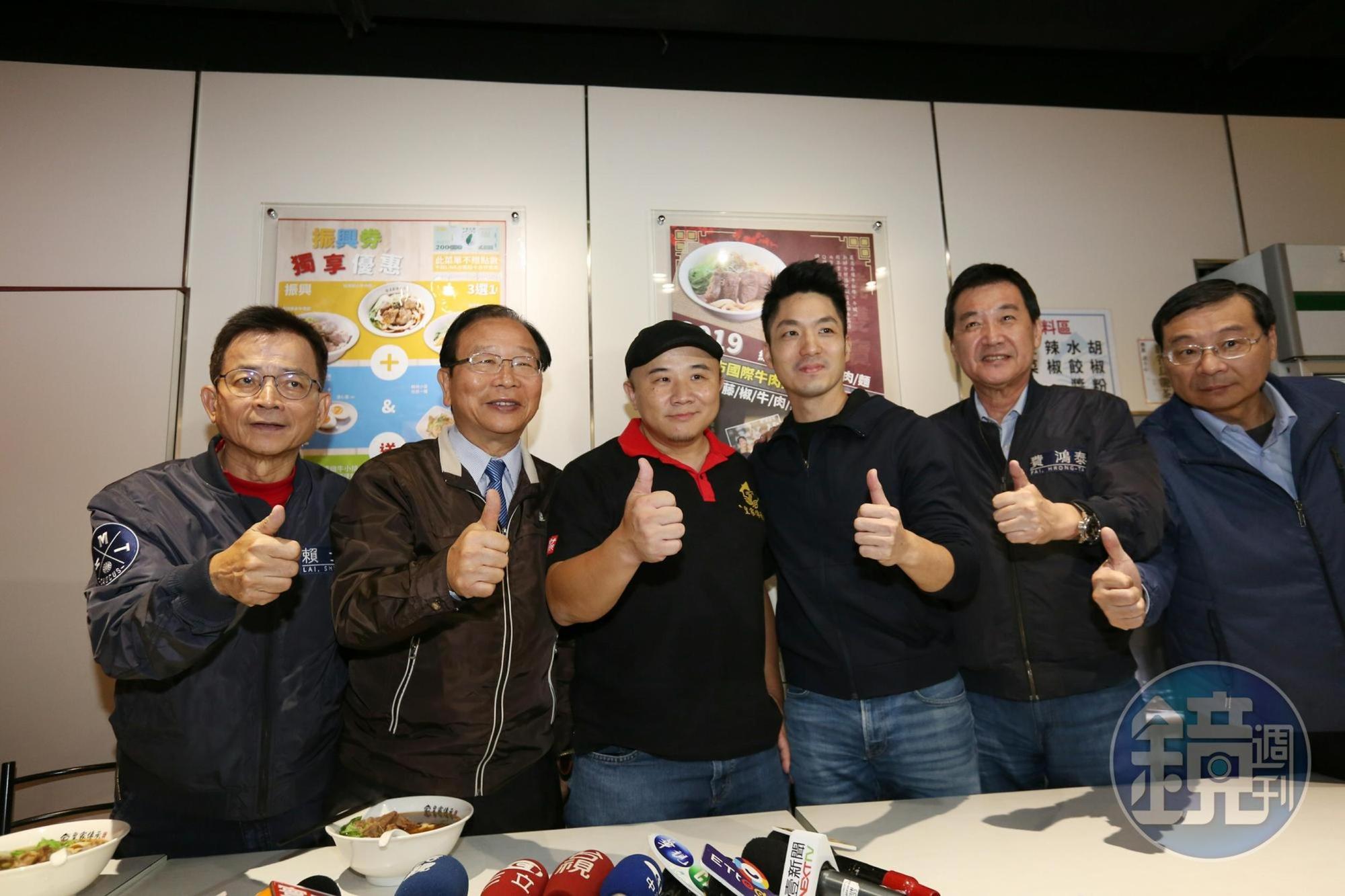 今天中午國民黨立委賴士葆(左起)、林德福、蔣萬安、費鴻泰與曾銘宗造訪皇家傳承牛肉麵。