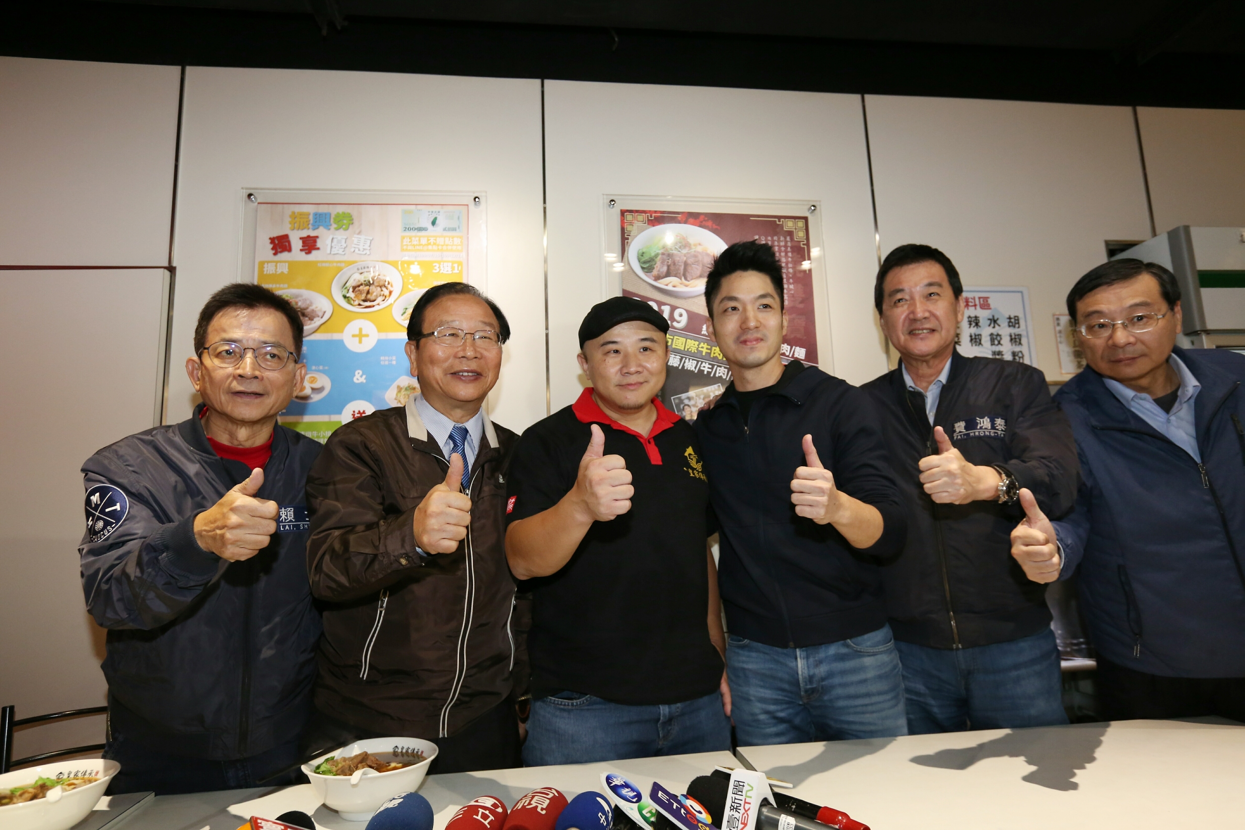 今天中午國民黨立委賴士葆（左起）、林德福、蔣萬安、費鴻泰與曾銘宗造訪皇家傳承牛肉麵。