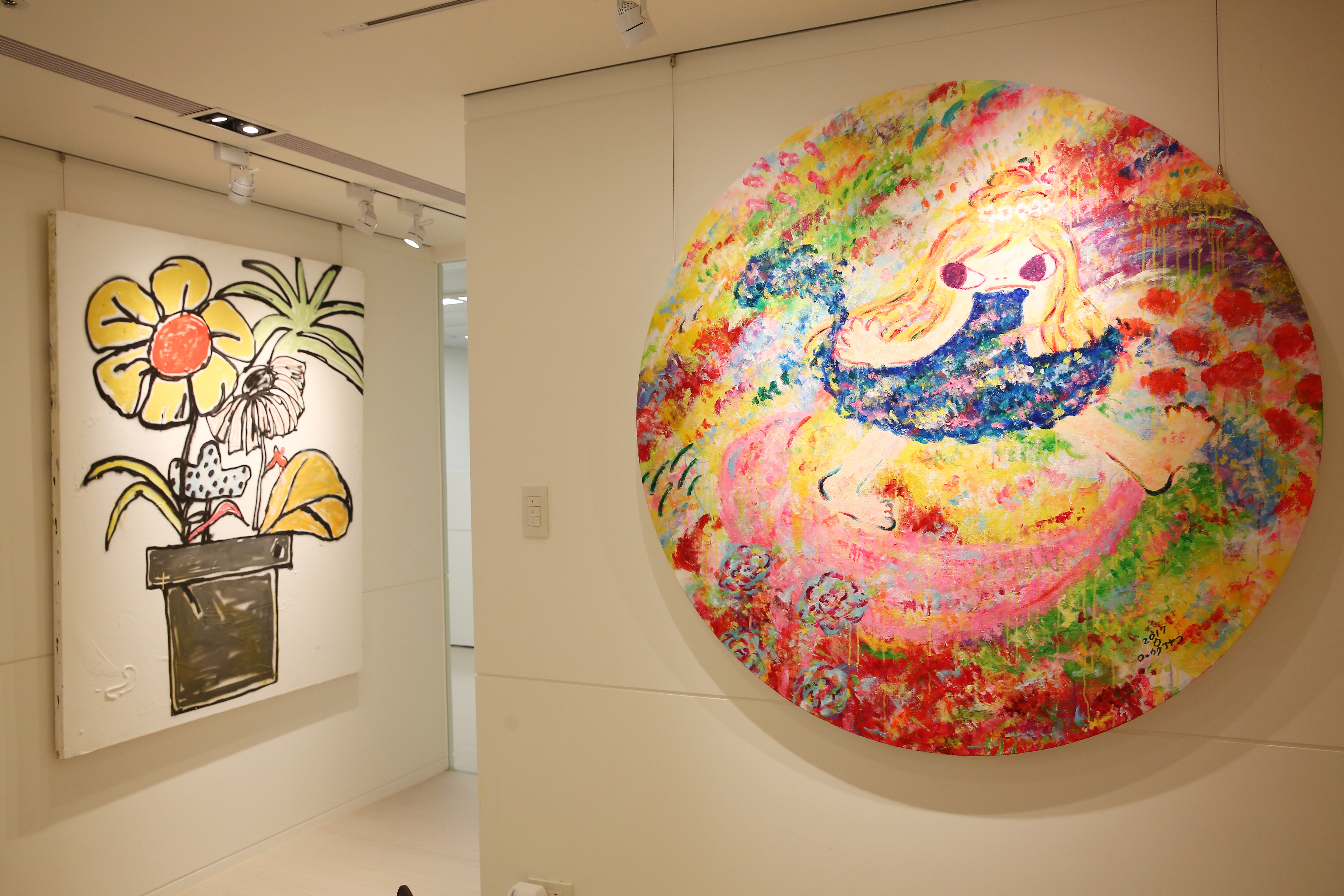 街頭塗鴉起家的艾迪馬丁內斯，作品（左）有如放大的素描，因華人樂壇天王周杰倫收藏而受到大眾關注。