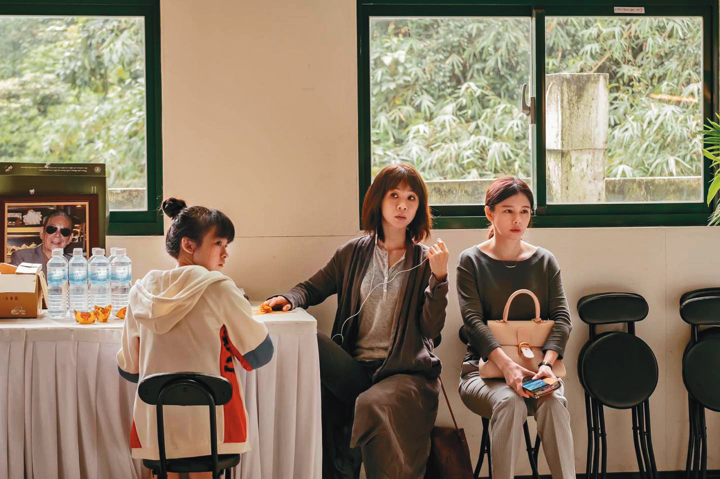 金馬獎季節的國片男女觀點對決現象,十分有趣。女性撐起半邊天的《孤味》,叫好叫座,每個人物事件都入了觀眾心底,看著看著就想起了身邊的誰,很難不動容。圖為陳姸霏(左起)、謝盈萱和監製主演徐若瑄。(翻攝自徐若瑄臉書)