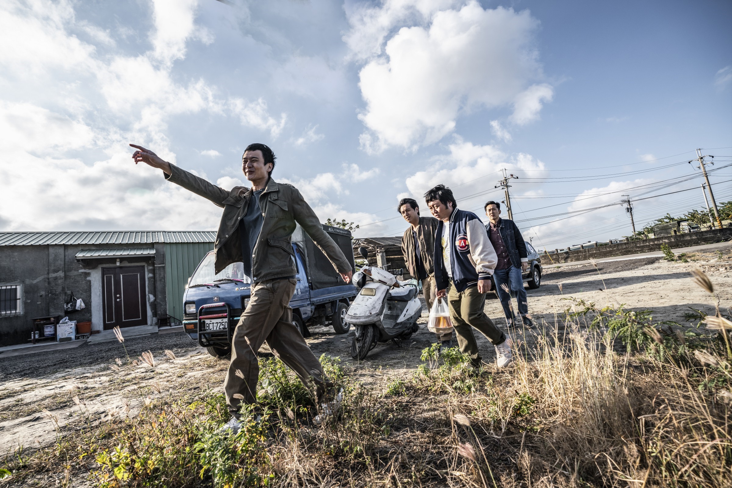 劉冠廷（左起）、鄭人碩、納豆、施名帥飾演高中時就玩在一起哥兒們，進入中年後，各自面臨不同的困境。（甲上提供）