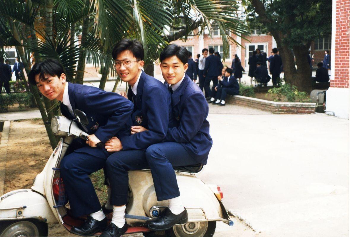 2005年黃信堯以幾位高中同學為主角,交出堪稱他紀錄片生涯里程碑的《唬爛三小》。(翻攝自金馬影展網站)
