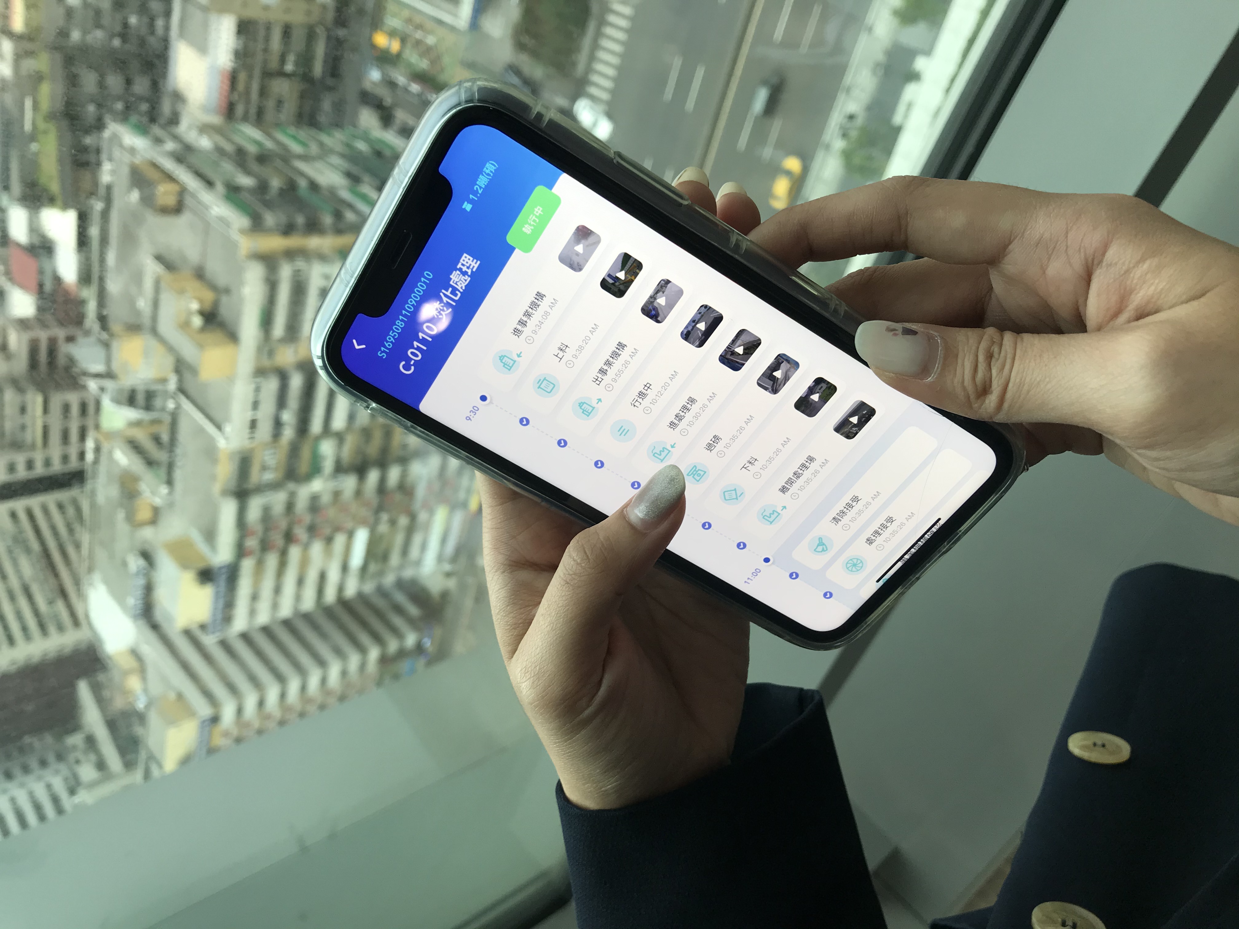 楊永發（左）比喻中衛就像線上音樂串流服務平台Spotify或Uber，結盟了全台3,000多個事業單位與清運業者，一改傳統掩埋方式，讓傳統清運處理業走上科技雲端。
