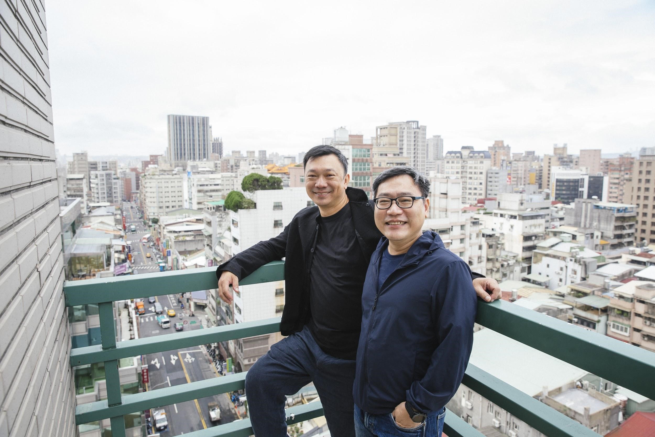 導演黃信堯（左）與剪接師賴秀雄（右）合作《同學麥娜絲》，賴秀雄也在片中掌握情感節奏，呈現老同學哈拉打屁間綿密的友情。