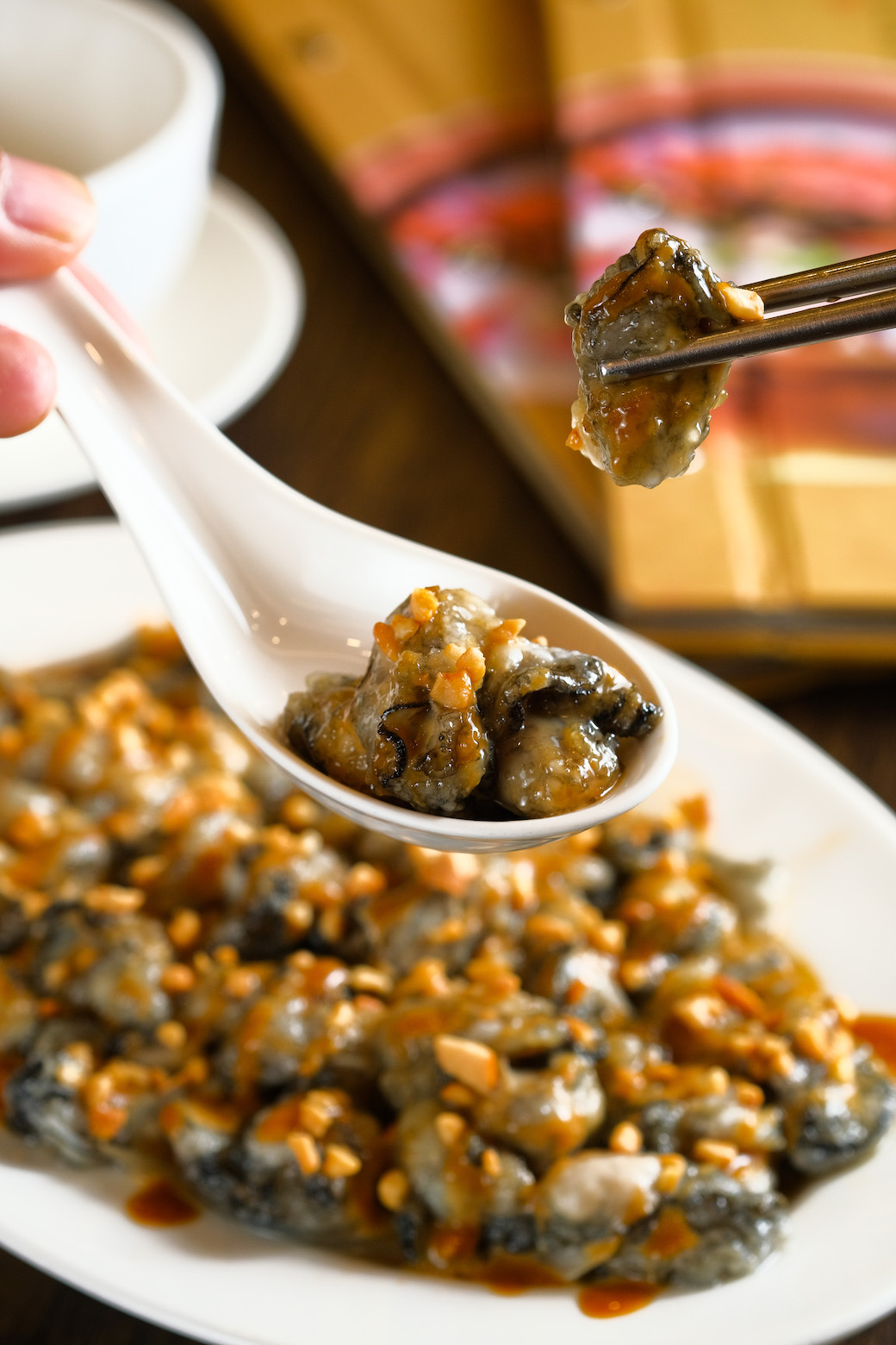 「腐乳鮮蚵」用薄粉鎖住蚵仔鮮甜，豆腐乳的醬香奧妙惹味。（160元／份）