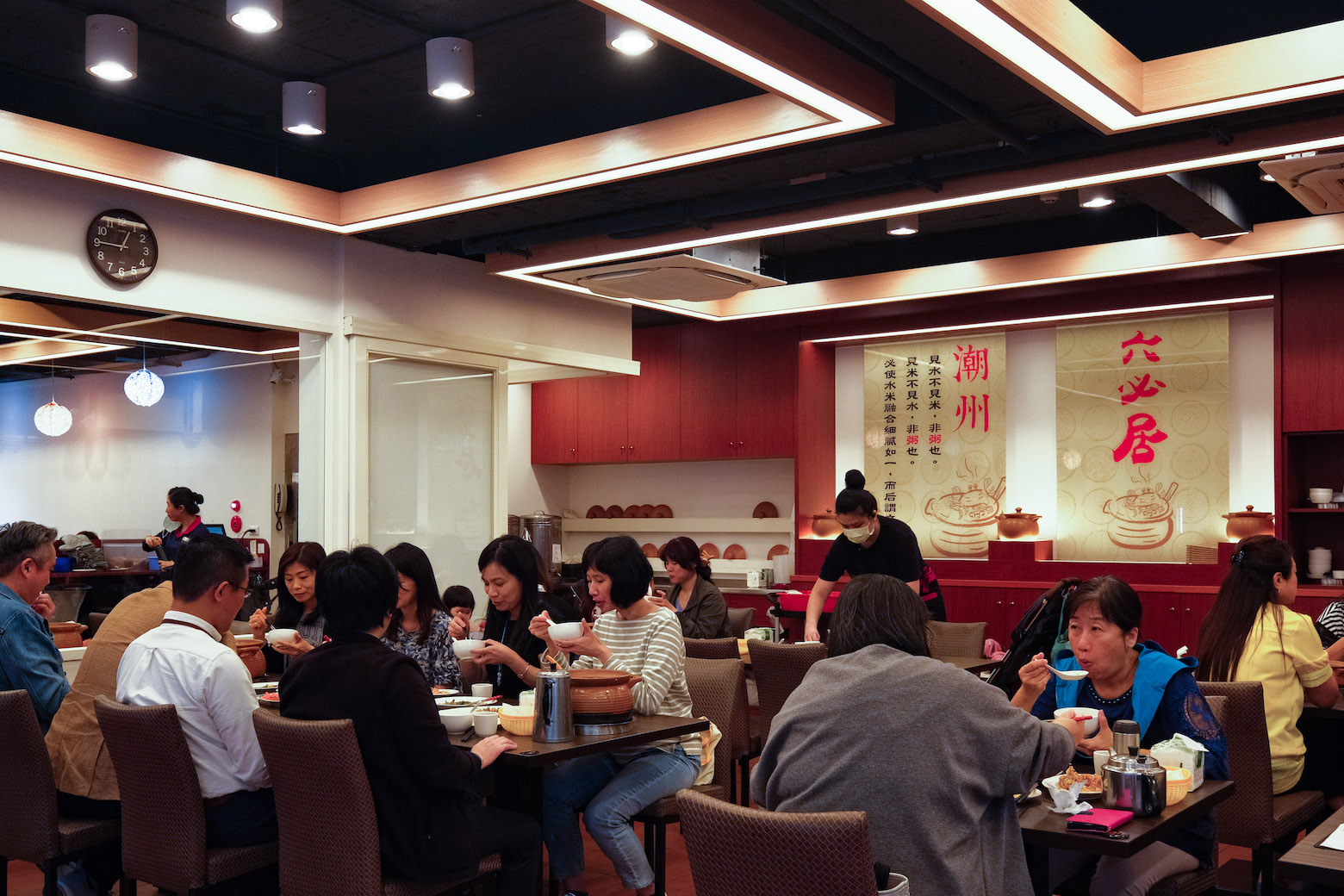 天氣才轉涼，位在新北市政府對面的總店就座無虛席，可見人氣之旺。