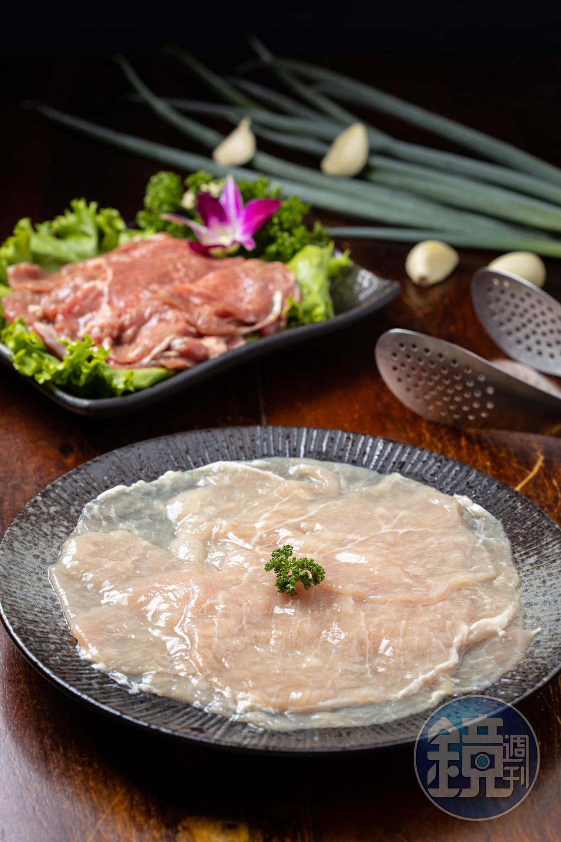 「老嫩肉」（前，320元／份）和「嘶吼牛肉」（後，350元／份），打水處理得當，越煮越好吃，一點都不老。