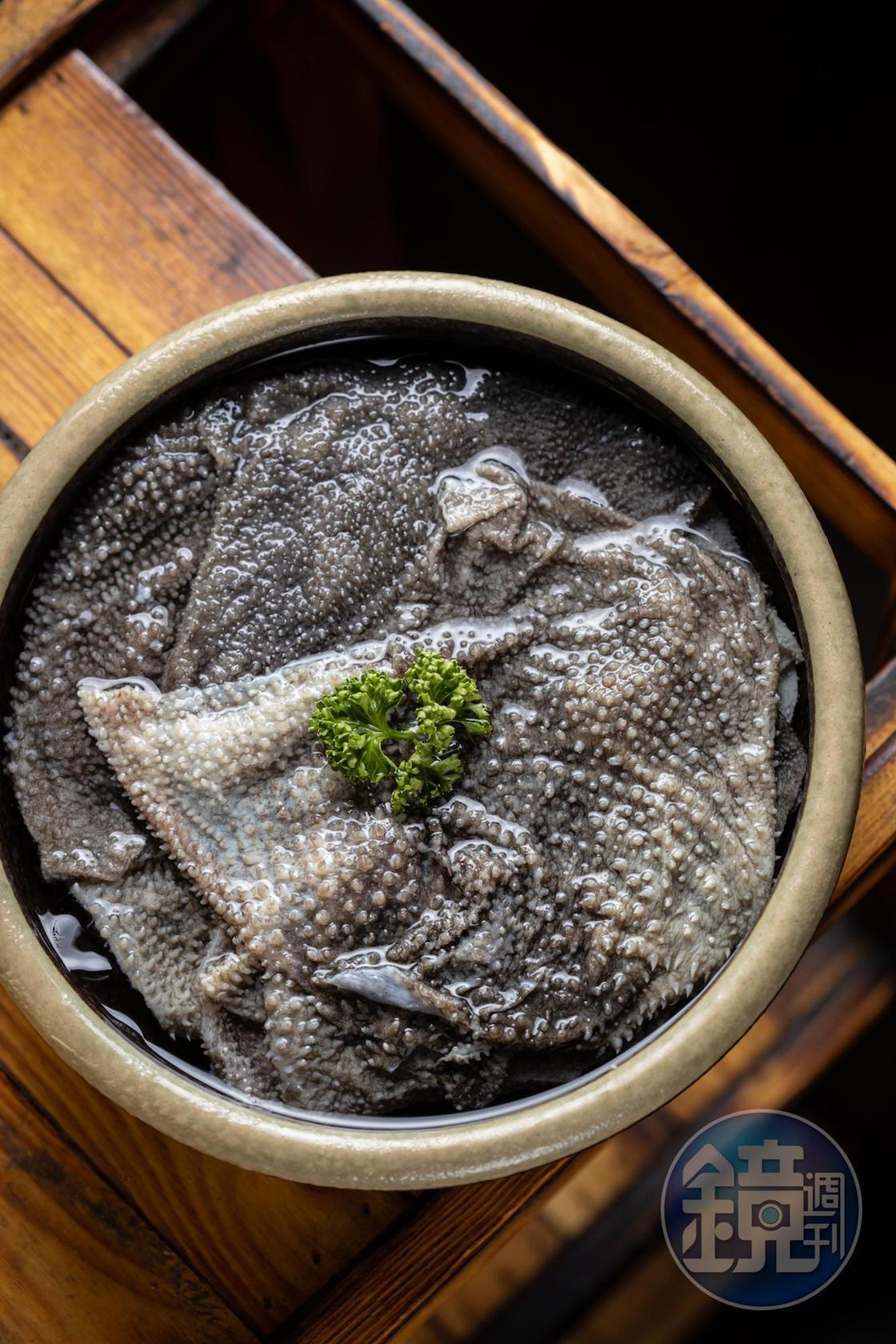 「手撕鮮毛肚」處理得乾淨毫無異味，凹凸外表能巴上更多底料，香辣過癮。