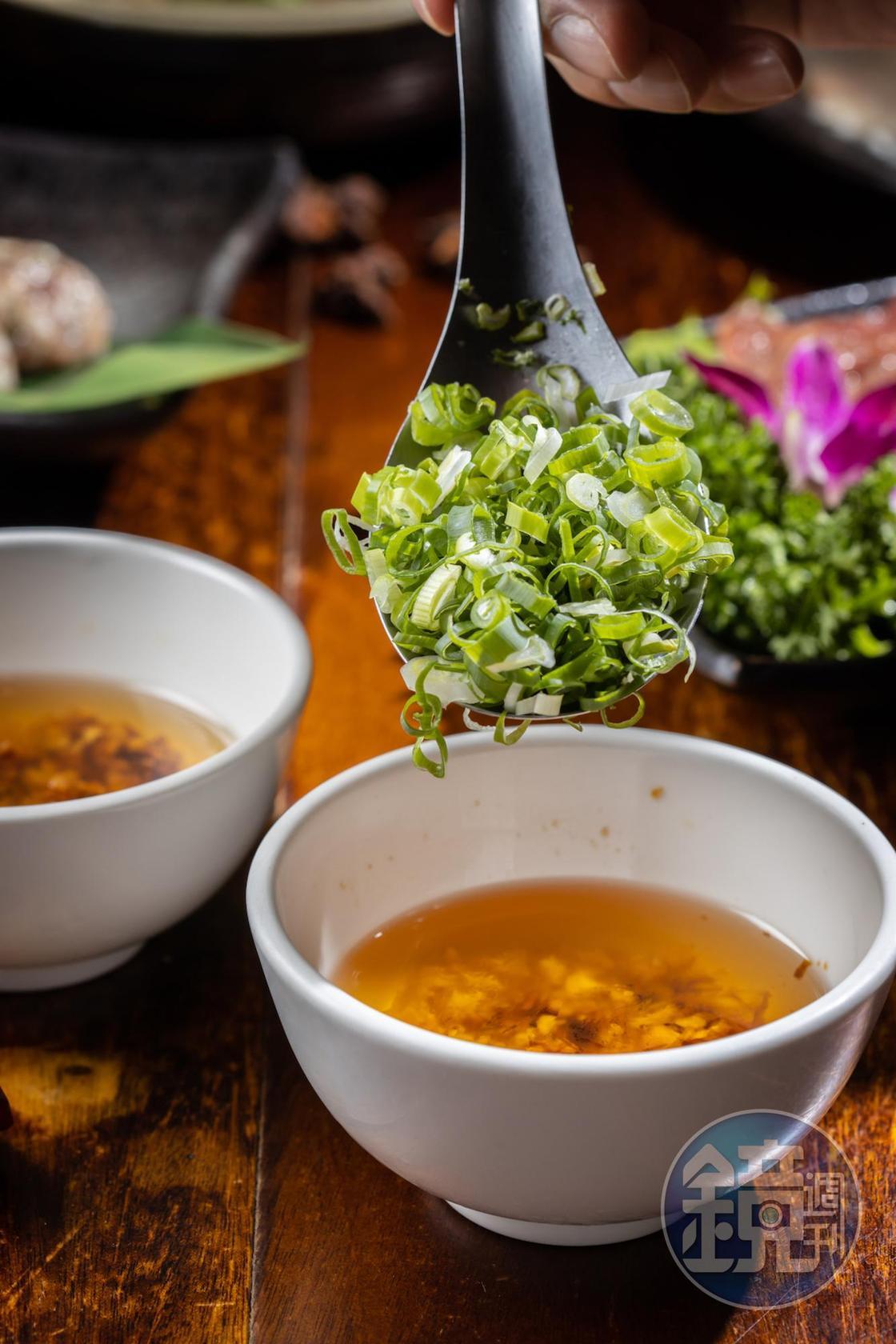 重慶火鍋的蘸料就是這「油碟」，香油形成保護層，防燙又防辣。