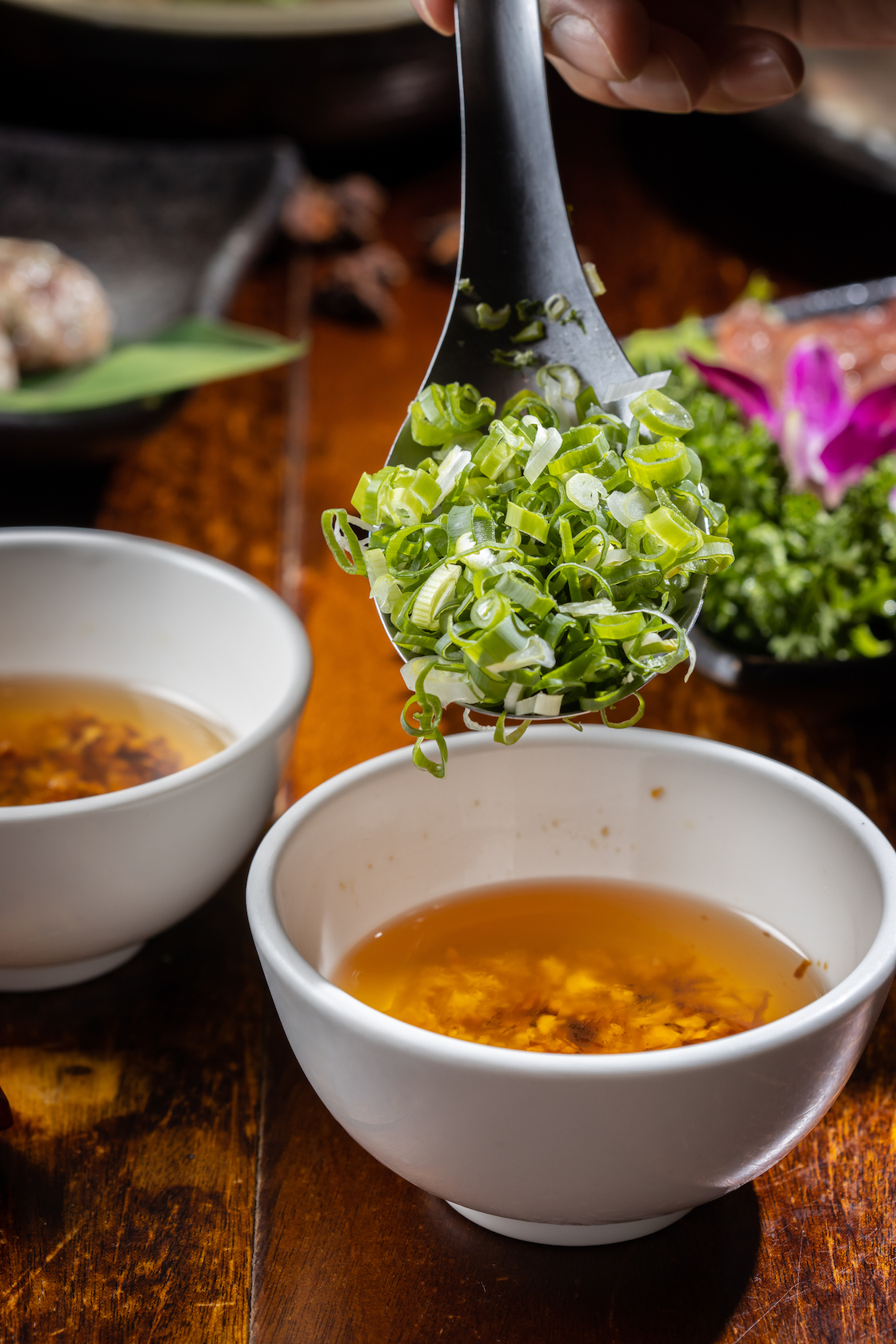 重慶火鍋的蘸料就是這「油碟」，香油形成保護層，防燙又防辣。