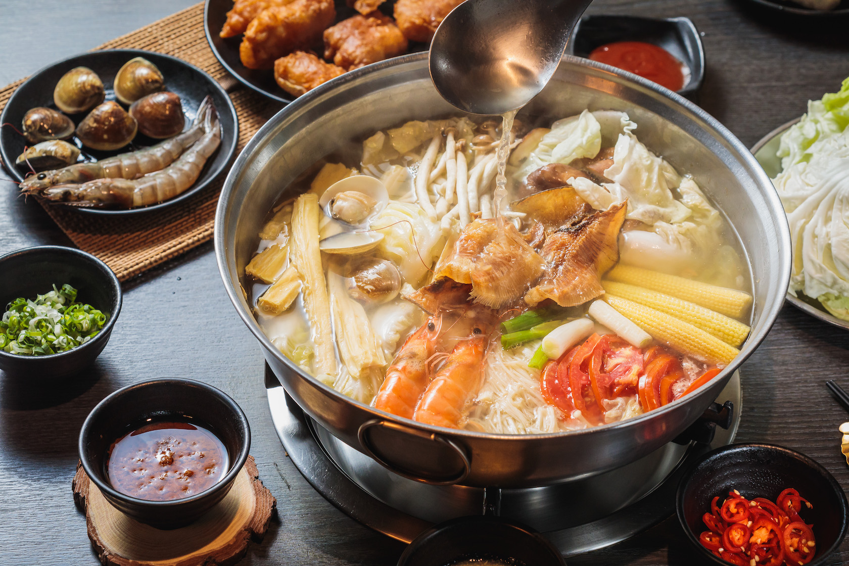 基本鍋底含扁魚、大骨湯、腐竹、白菜等好料，但建議吃到中段以後再喝湯，才能喝到各式火鍋料下鍋後釋放的甜美。