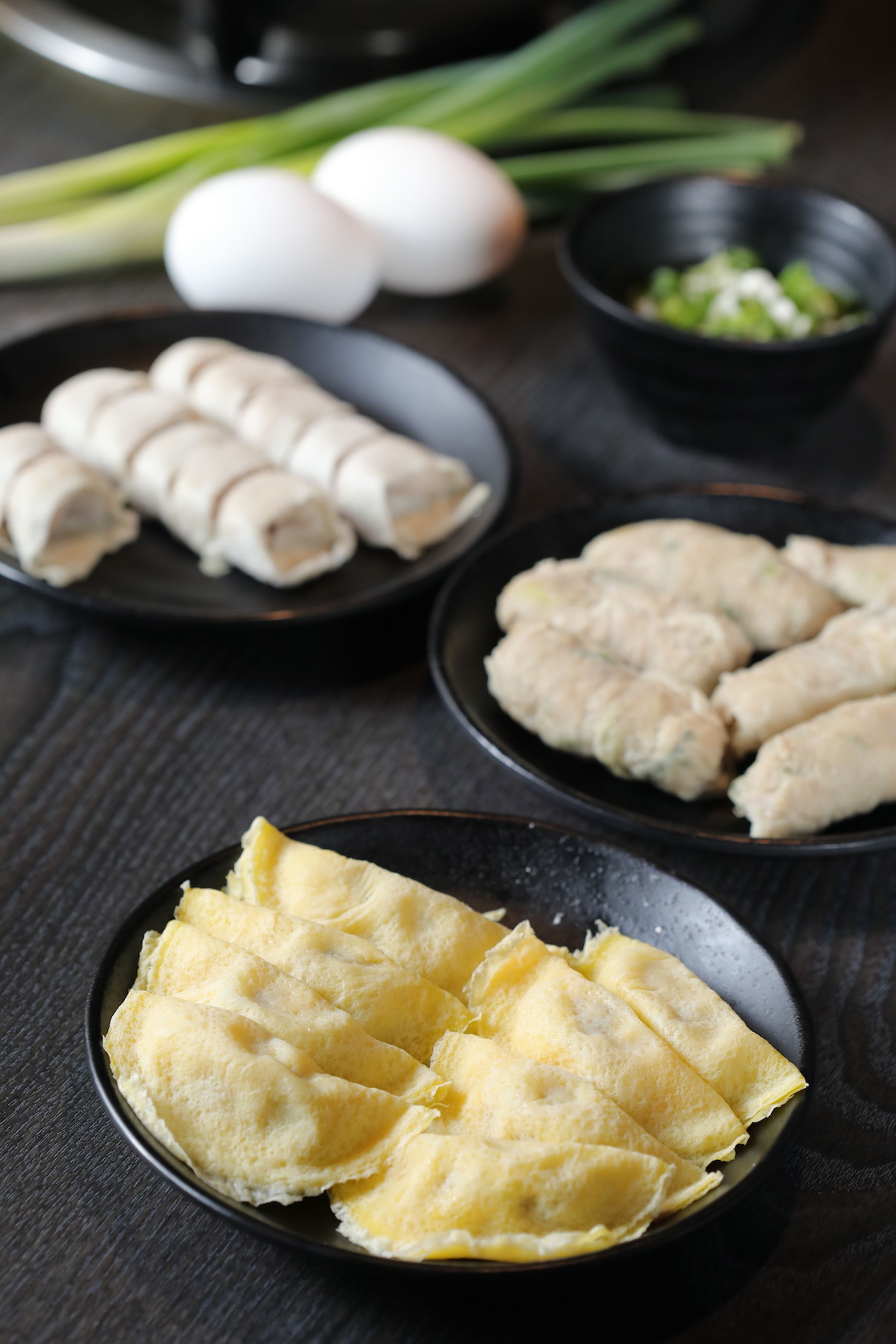 「蛋餃」（前起）「燕餃」「魚餃」都是手工製作，吸滿清甜湯汁，吃進嘴裡有爆漿快感。（皆90元／份）