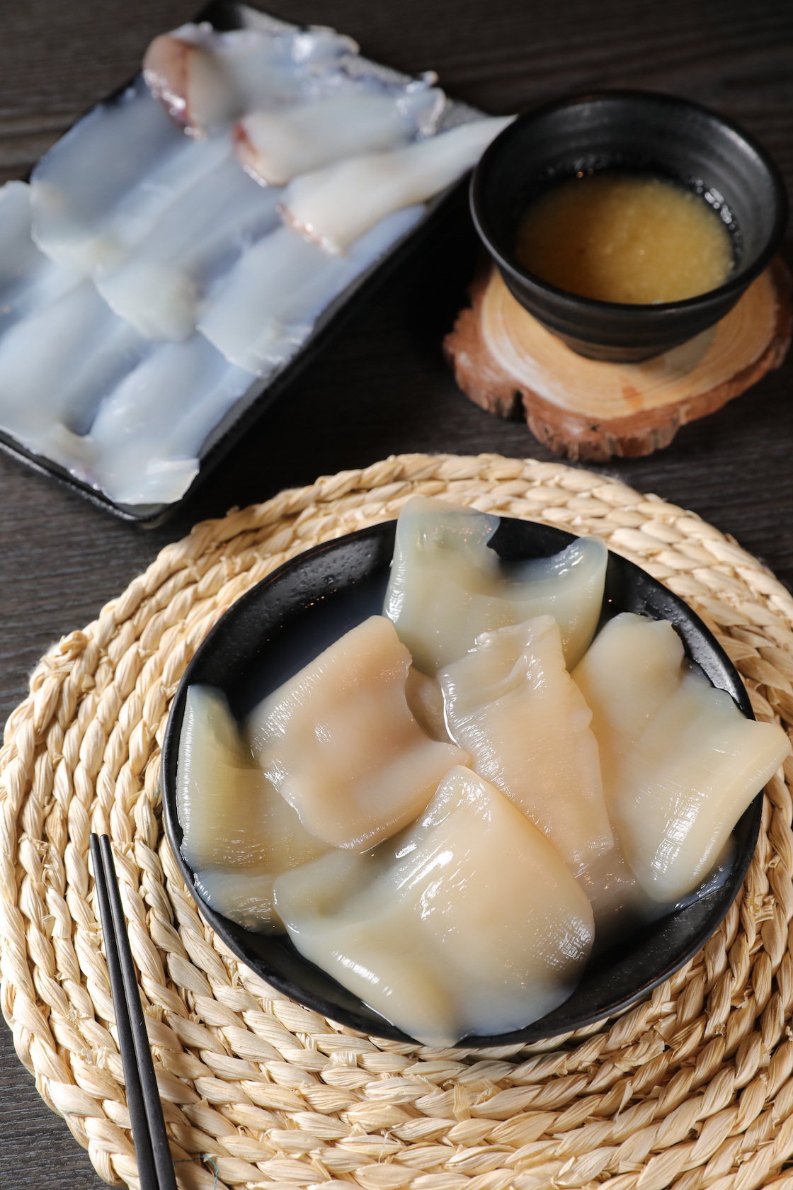 「象拔蚌」（前，160元／份）「軟絲」（後，140元／份）涮後都走脆嫩路線，跟清爽系湯頭很速配。