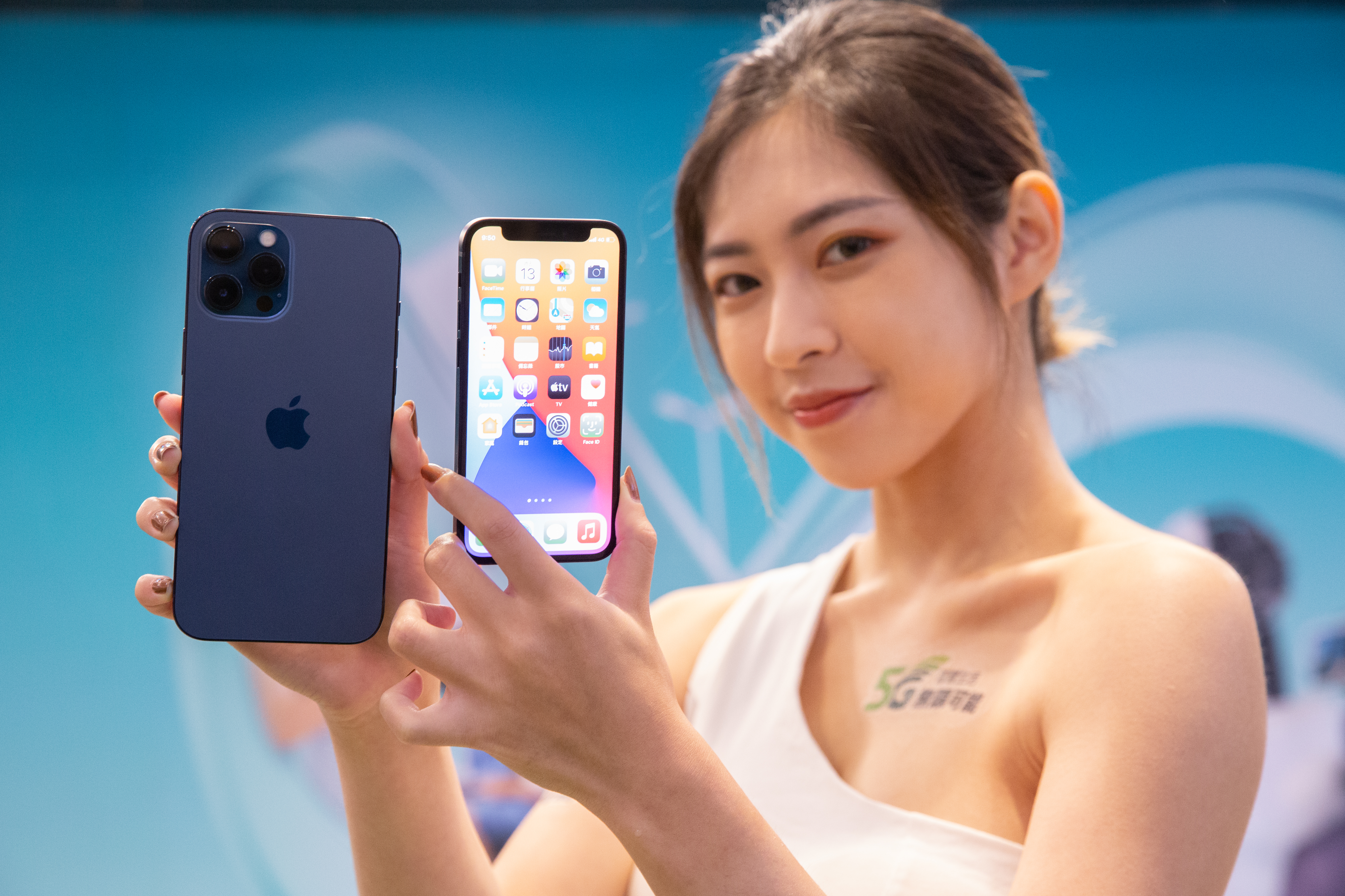 新iPhone全系列登台，亞太電信祭出「買大送小」超狂組合包。