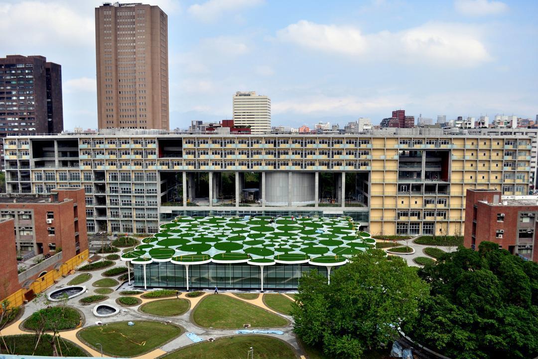 台大社科院大樓有學生墜樓，已送醫急救。（圖為台灣大學社科院大樓，翻攝自台大官網）