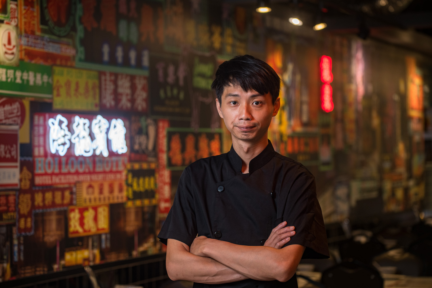 行政主廚許栢村精心設計多款湯頭，打造道地港式火鍋。
