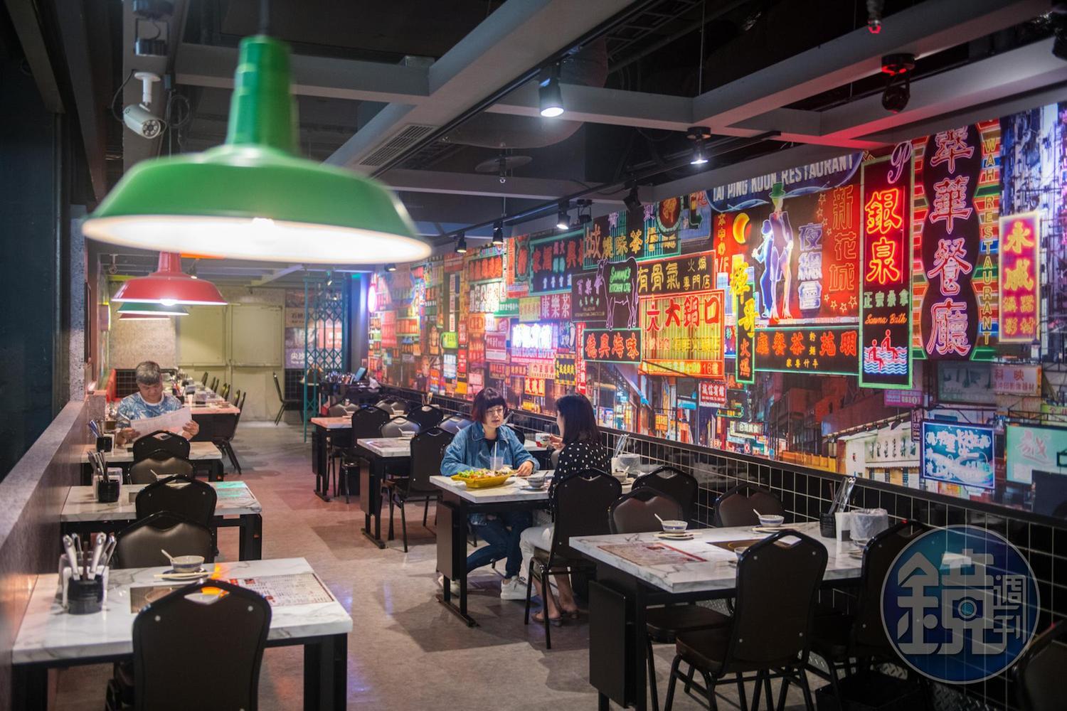 店內牆面以霓虹招牌為主視覺，設計得港味十足。
