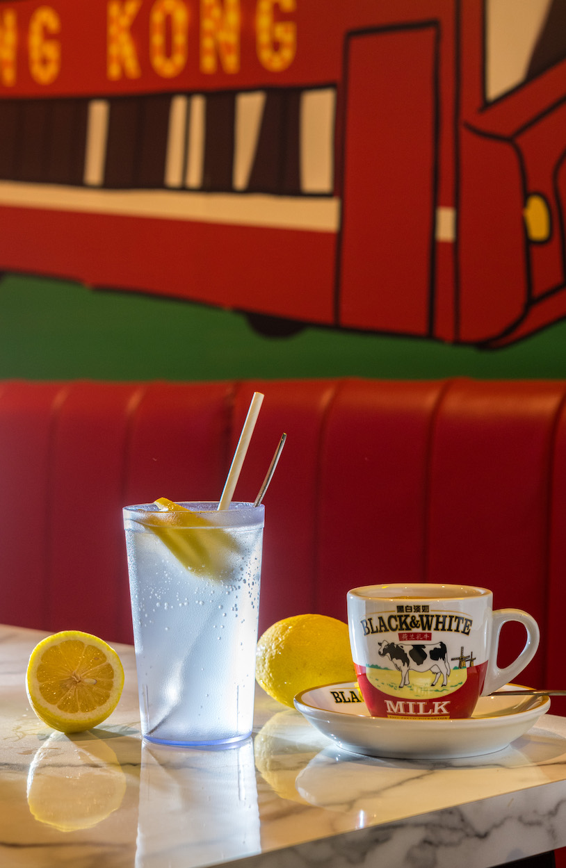 港式飲料自然沒缺席，「鹹檸七」（左，78元／杯）爽口解膩，「絲襪奶茶」（右，88元／杯）濃醇順口。