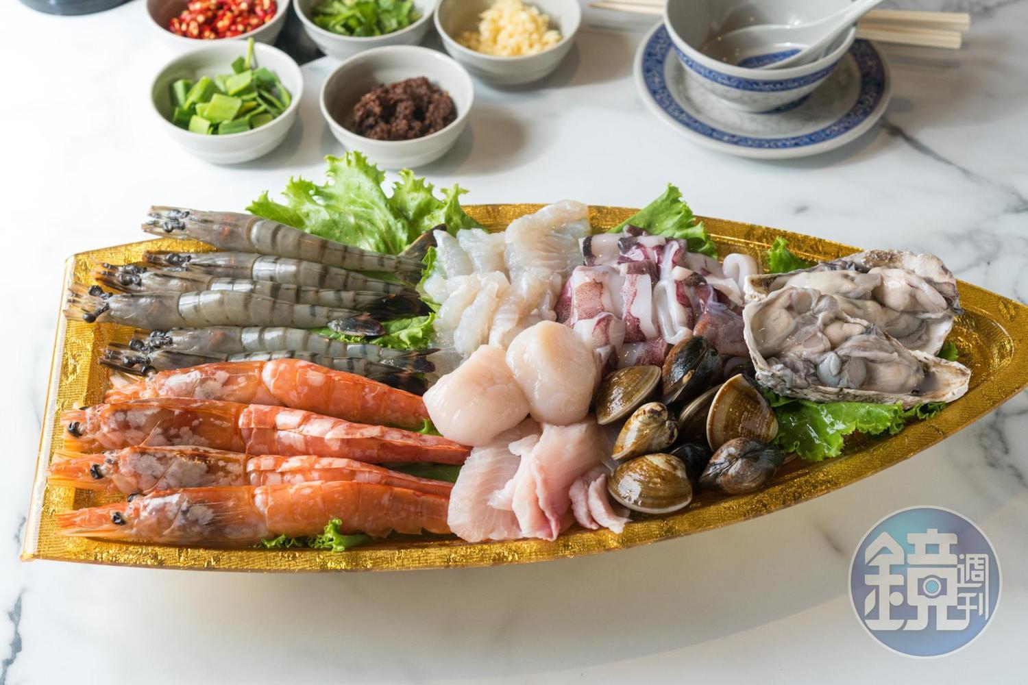人多時點艘霸氣的「八仙過海」，天使紅蝦、多利魚、鯛魚、牡蠣、小卷、干貝、草蝦、蛤蜊一次到齊，約可供四人同享。（999元／份）