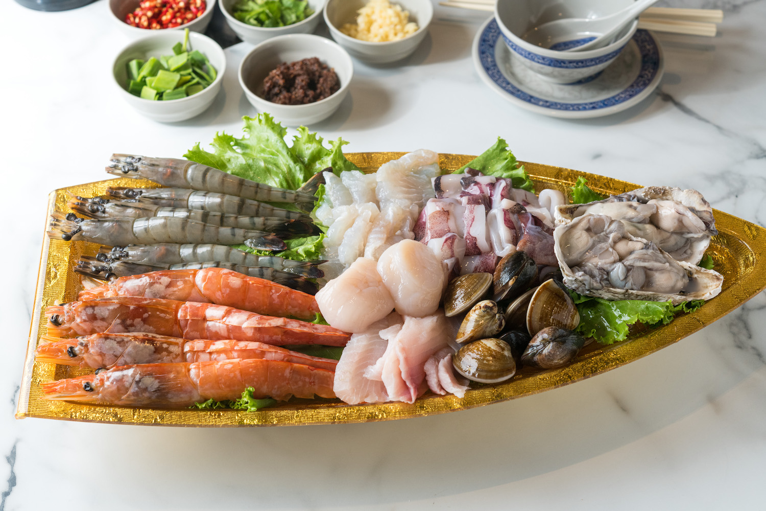 人多時點艘霸氣的「八仙過海」，天使紅蝦、多利魚、鯛魚、牡蠣、小卷、干貝、草蝦、蛤蜊一次到齊，約可供四人同享。（999元／份）