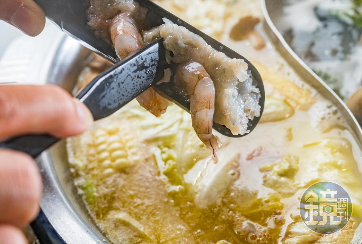 「手打鮮蝦滑」（268元／份）蝦泥不加粉，還看得到整隻蝦；另還有牛肉滑和花枝滑任君選擇。