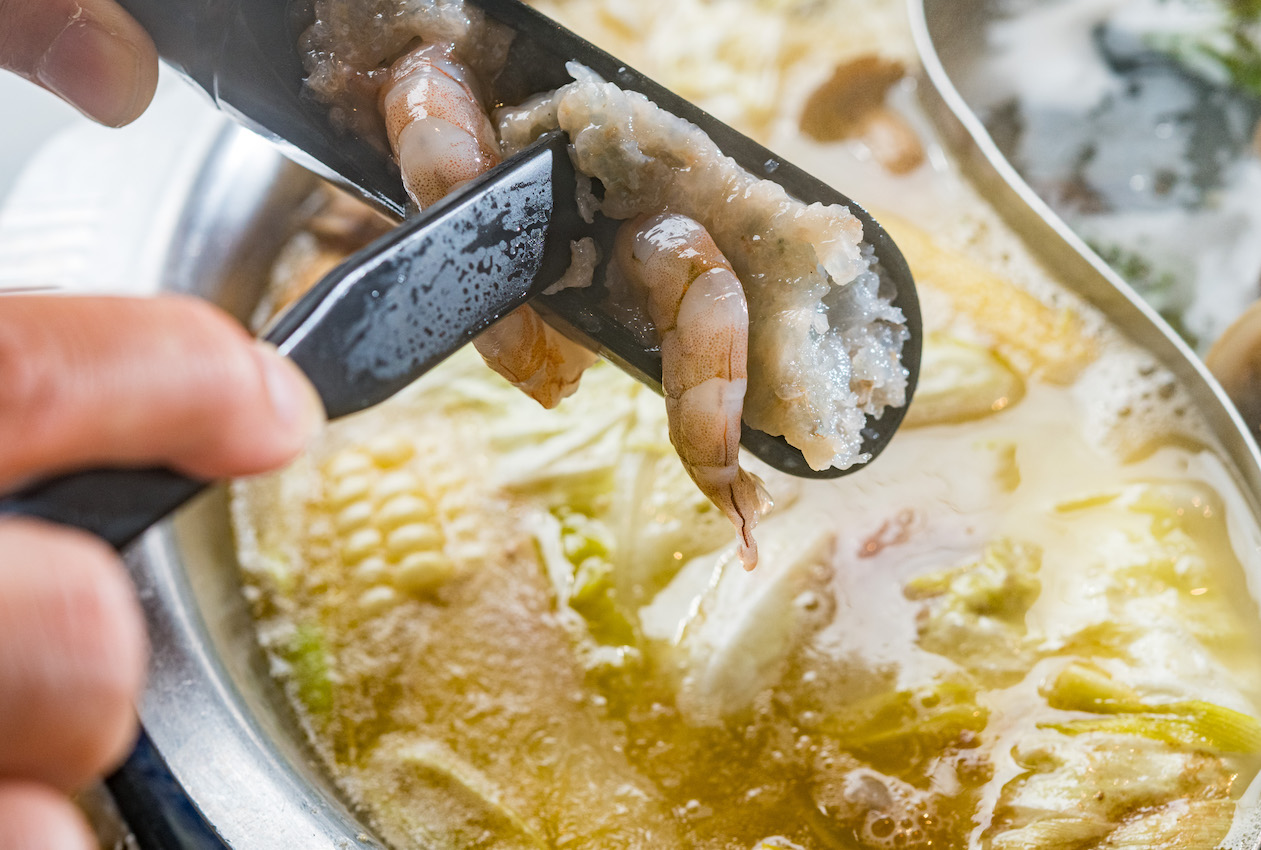 「手打鮮蝦滑」（268元／份）蝦泥不加粉，還看得到整隻蝦；另還有牛肉滑和花枝滑任君選擇。