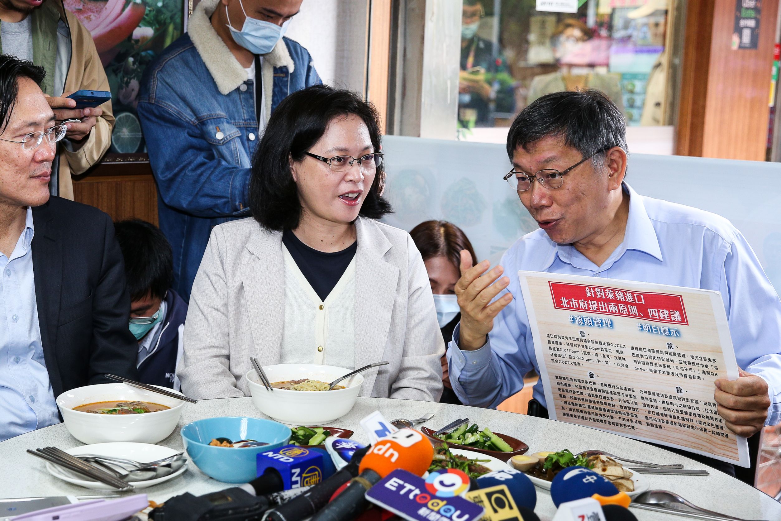 今天柯文哲到台北市內湖的番茄組冠軍牛將軍小吃店，力挺台北市店家。