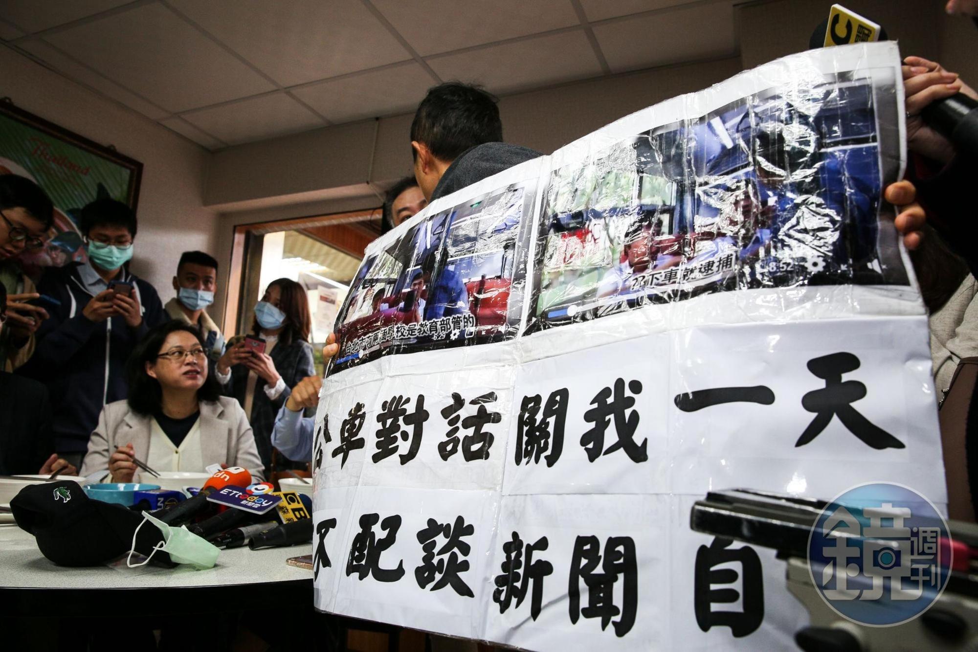 柯文哲吃麵一陣子後，台灣國辦公室主任陳峻涵拿著大字報衝上前抗議。