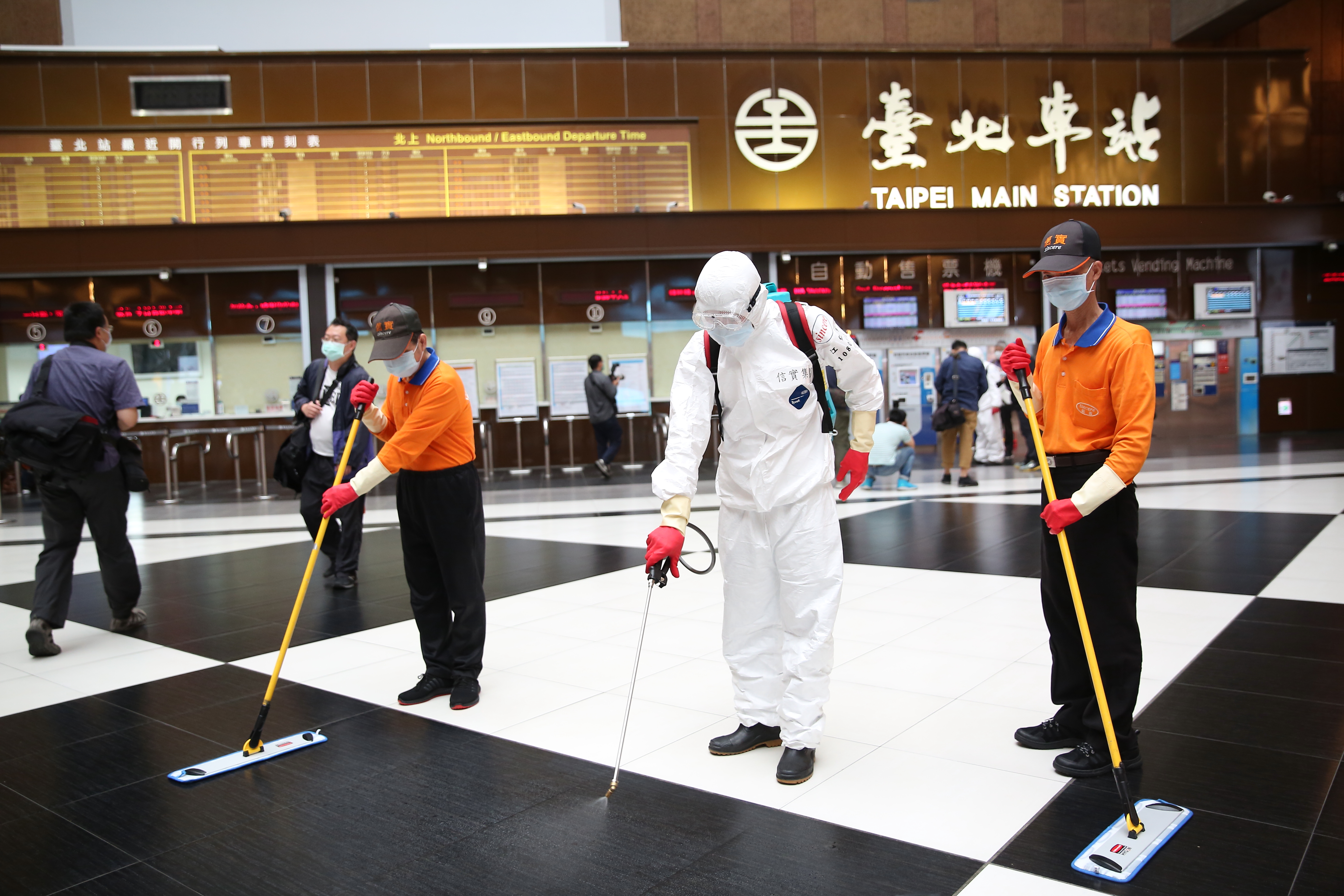 今年因武漢肺炎疫情關係，消毒清潔物資變得炙手可熱，消毒也成為國人的日常。（本刊資料照）