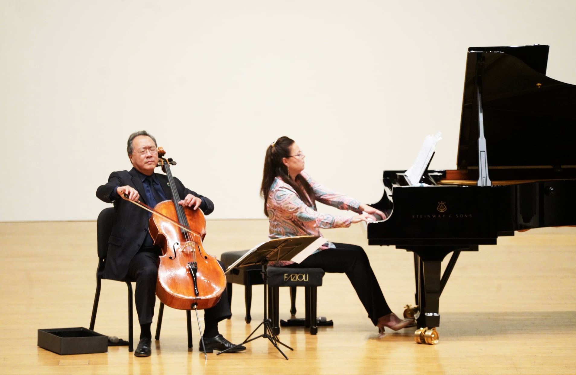 馬友友（左）明將在高雄衛武營音樂廳，與鋼琴家凱瑟琳史托特演出全新製作《大地之歌》，此場演出也會在線上轉播。 （牛耳藝術提供）
