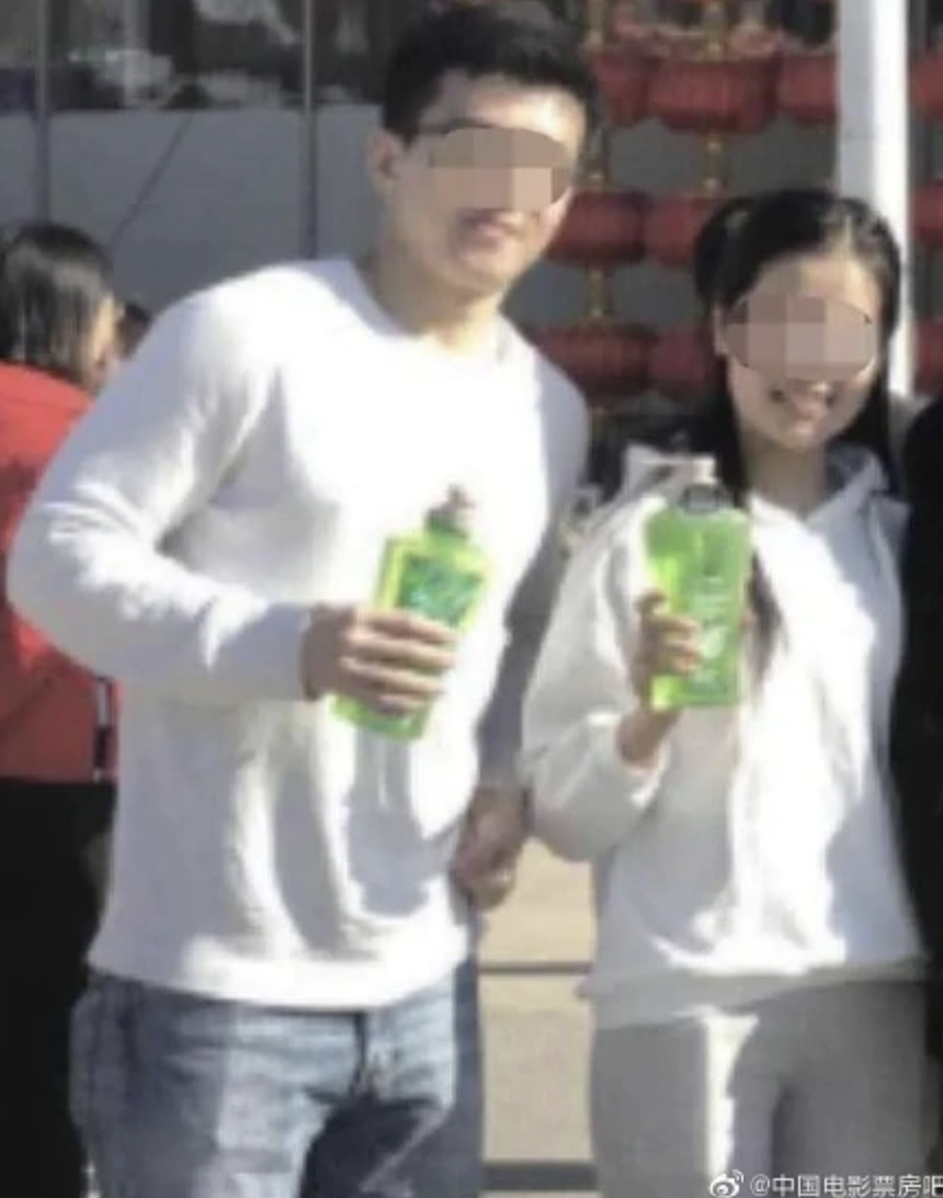 清純教師驚爆偷吃醜聞,丈夫無法相信可愛的妻子會是這種人。(翻攝自微博)