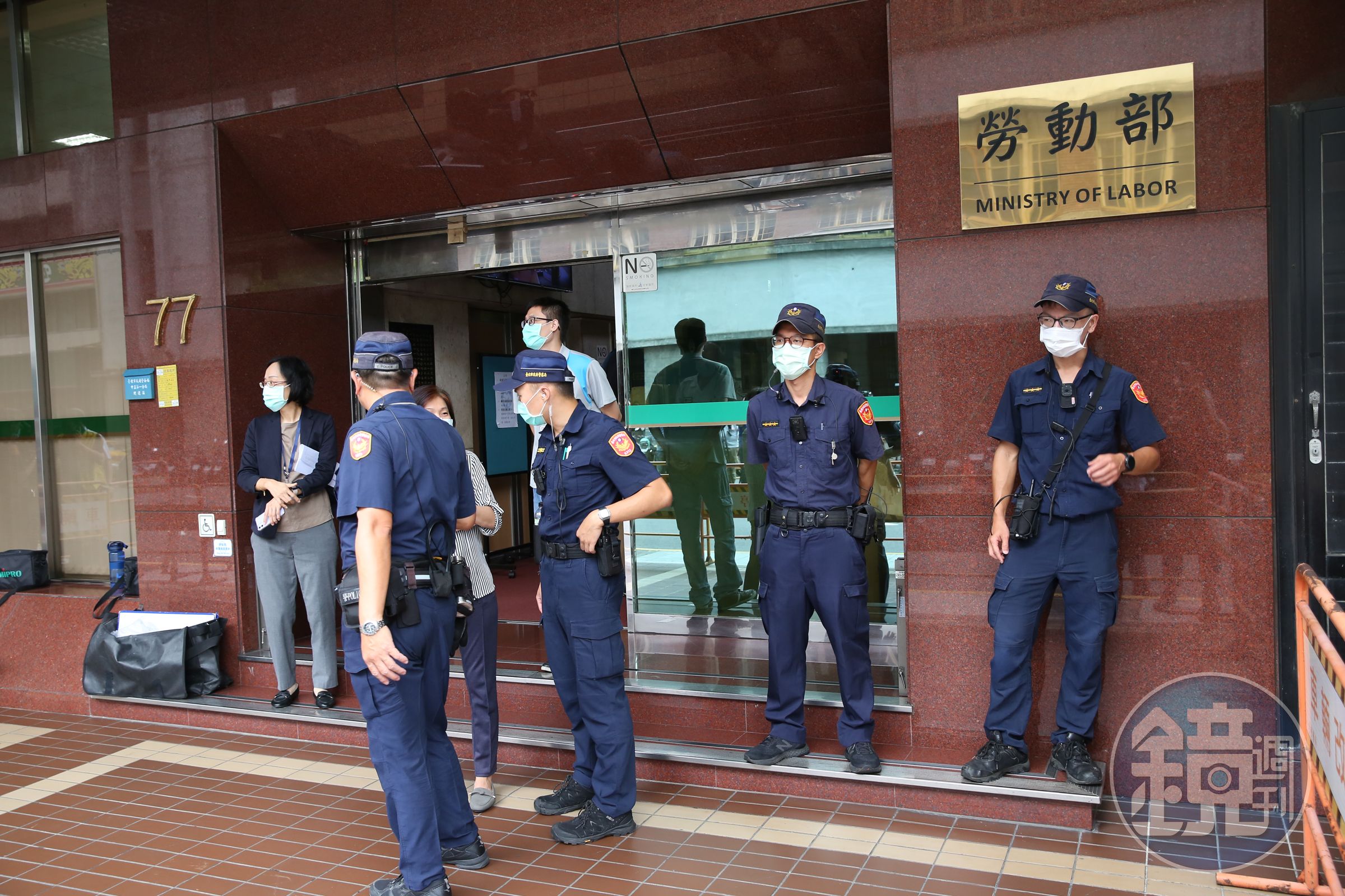 警察制服去年換發，也因材質不透氣，引發基層抱怨；示意圖，與當事人無關。（本刊資料照）
