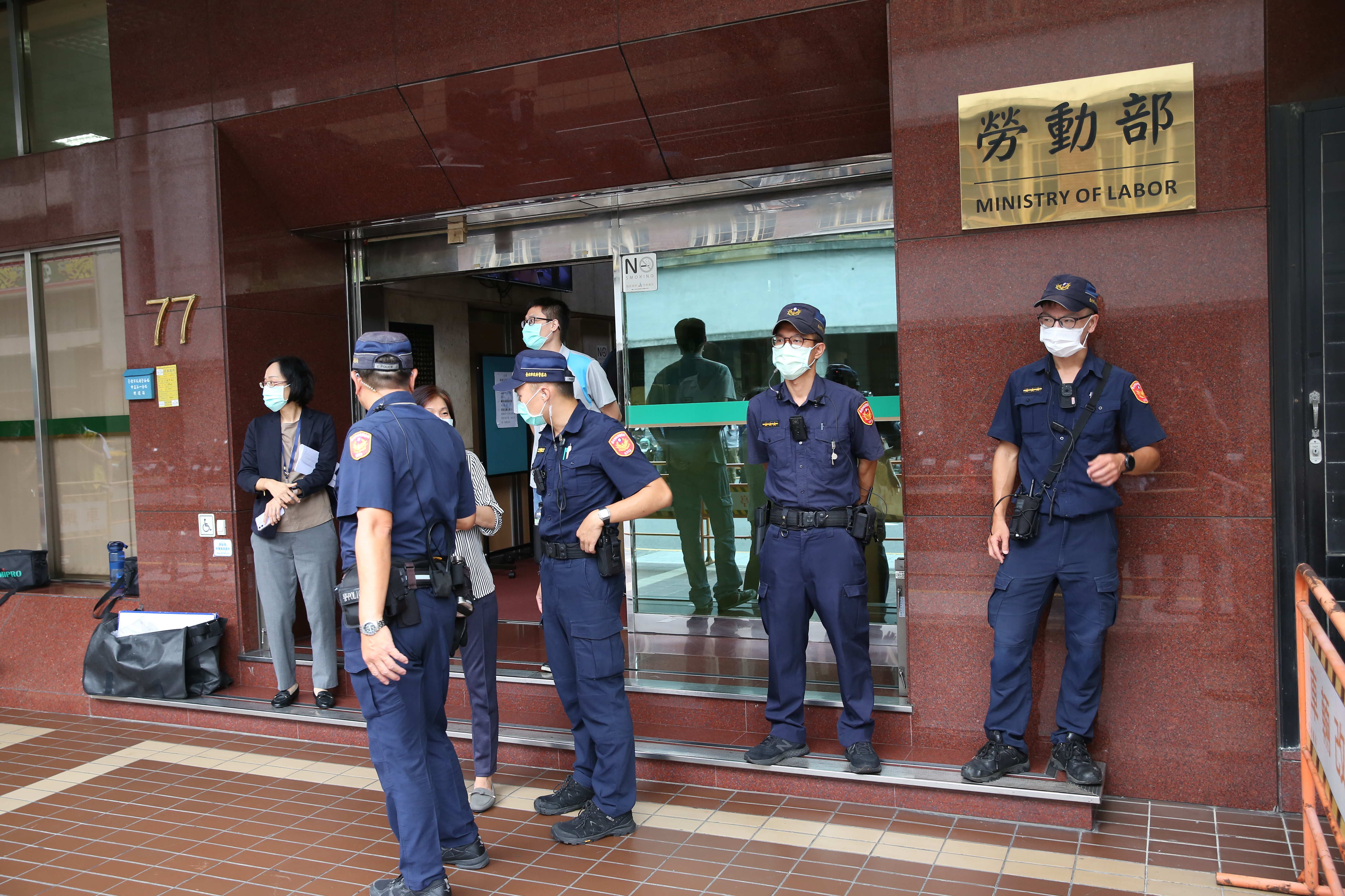 警察制服去年換發，也因材質不透氣，引發基層抱怨；示意圖，與當事人無關。（本刊資料照）