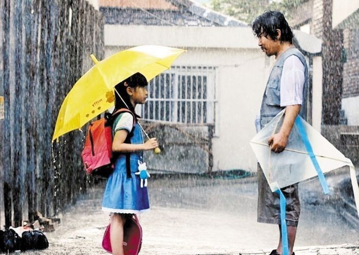 電影《希望：為愛重生》根據真實社會案件改編，故事原型的受害者一家人接受社會善款幫助，決定搬離原本的居住城市。（網路圖片）