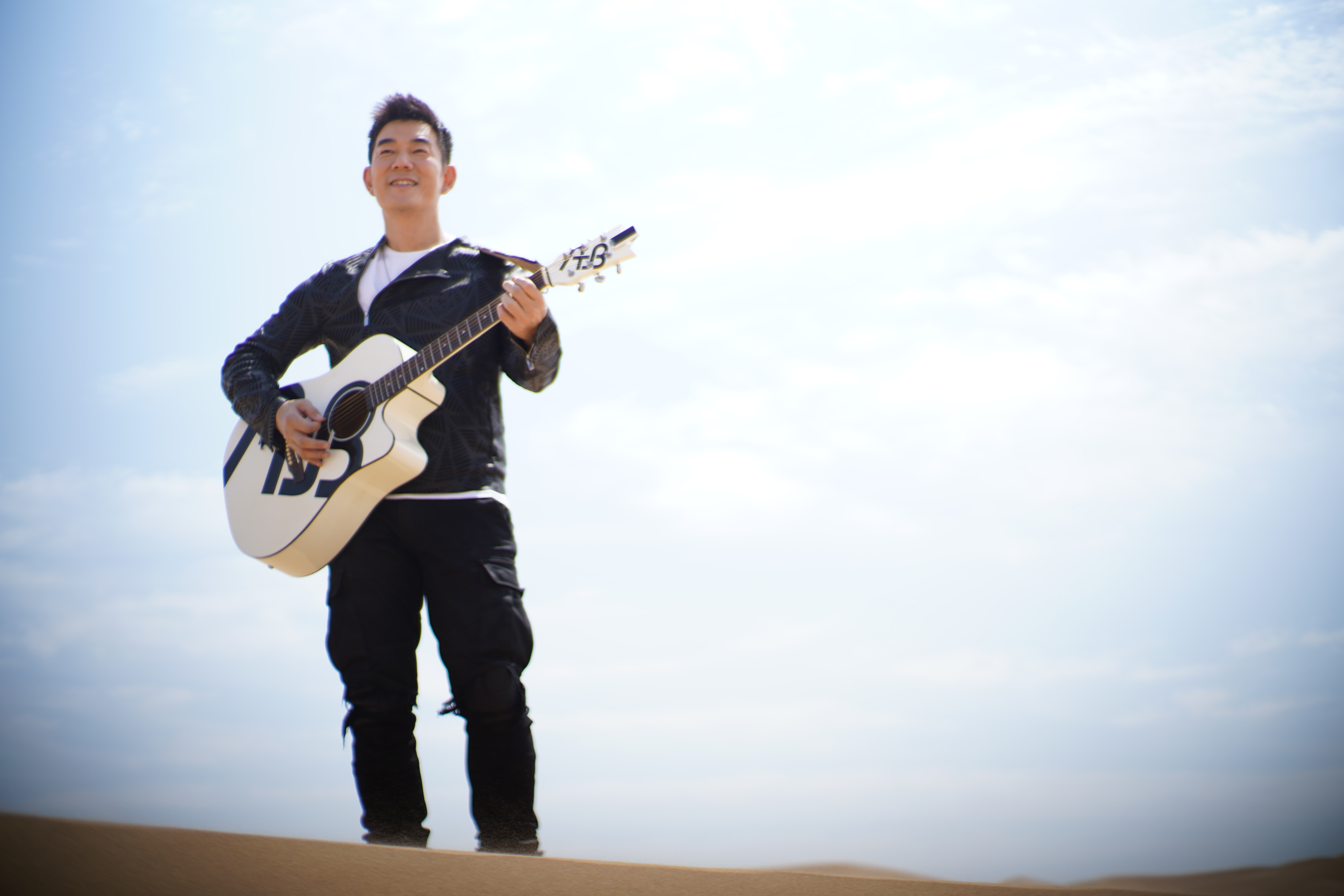 任賢齊新單曲〈一起衝〉MV，赴內蒙古沙漠拍攝。（寰亞音樂提供）