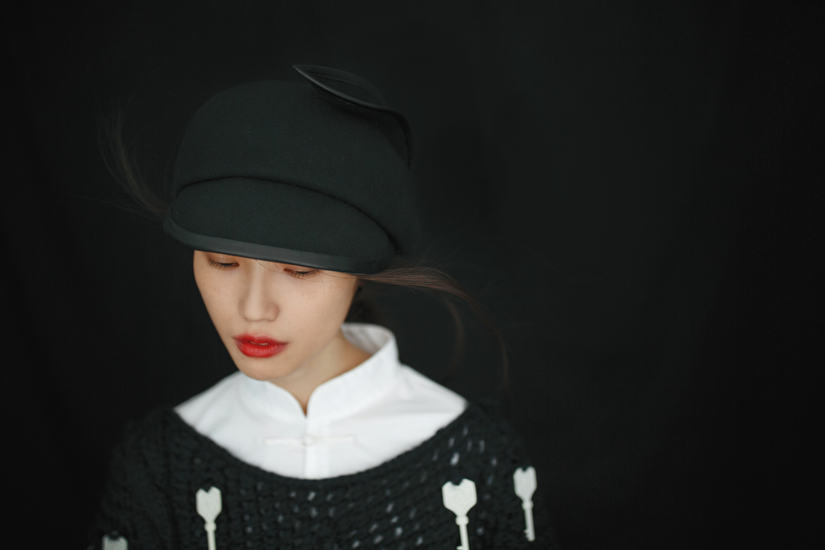 毛呢兔耳帽NT$6,980 by CA4LA、白色襯衫NT$14,000、 吊飾黑色針織罩衫價格店洽 by APUJAN。