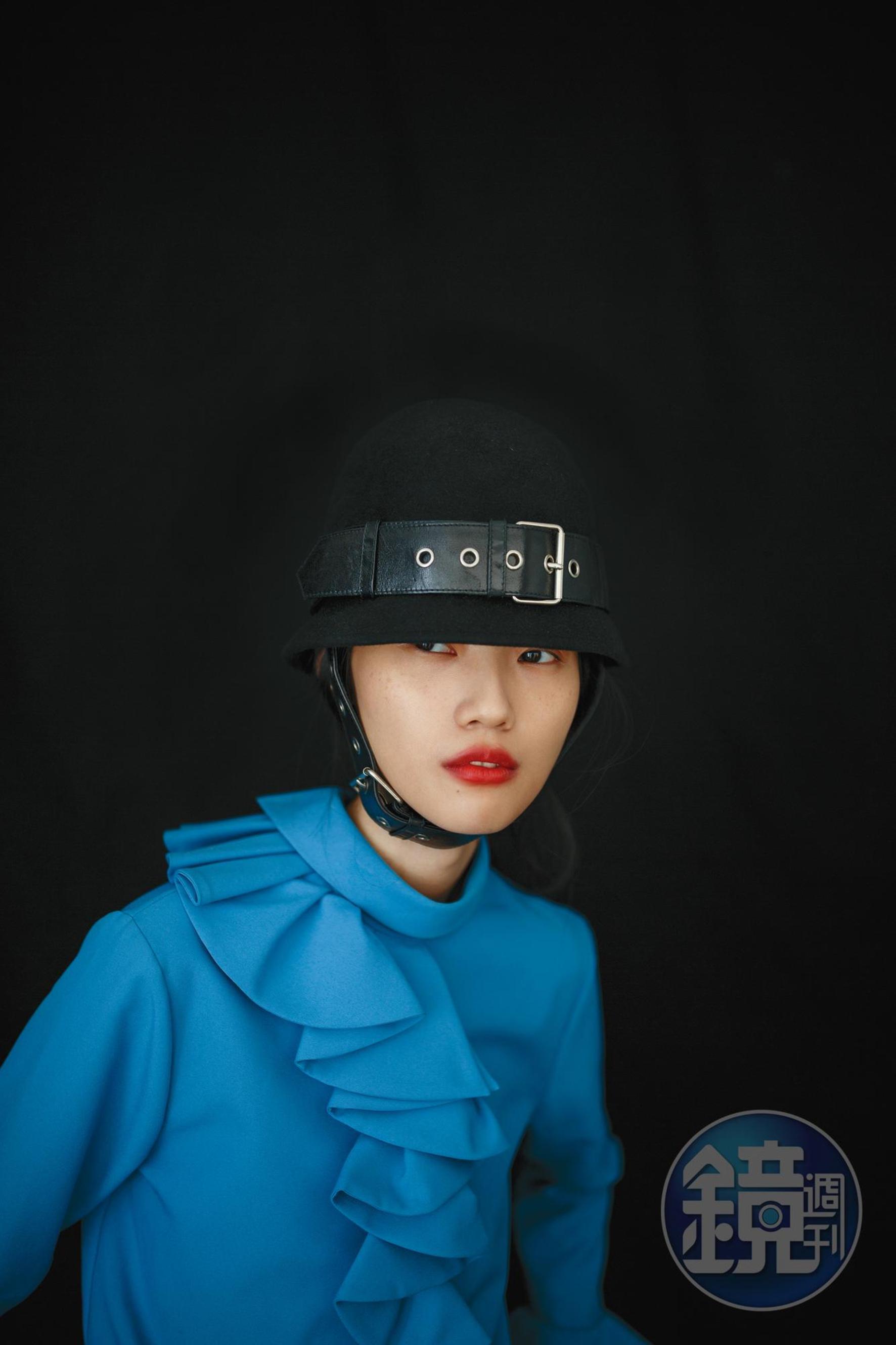 黑色繫帶馬術帽 NT$26,700、藍色荷葉邊上衣 NT$31,000 by GUCCI。