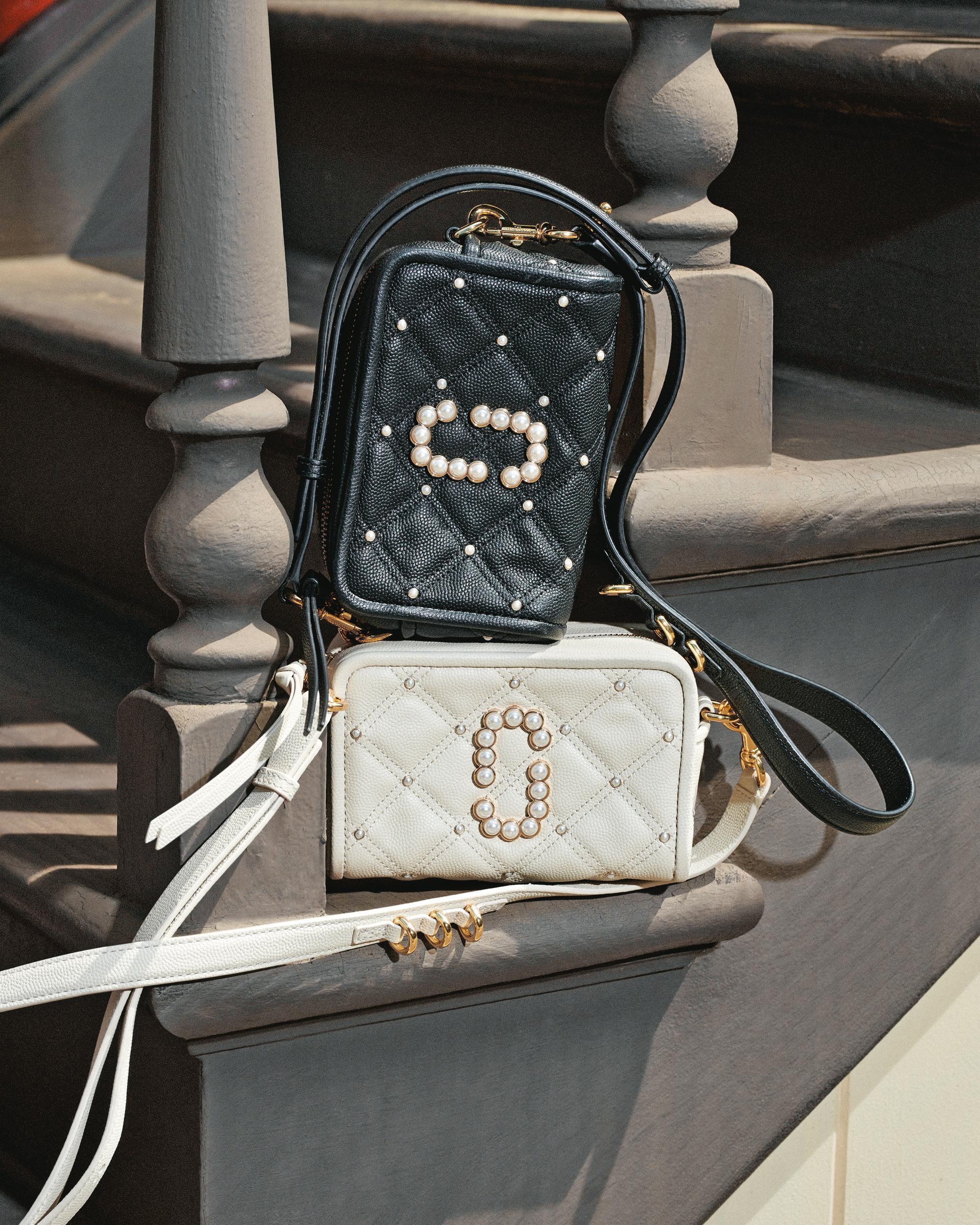 Marc Jacobs闇夜黑17公分 珍珠鑲嵌Softshot。NT$21,900(上)/Marc Jacobs淡雅米17公分 珍珠鑲嵌Softshot。NT$21,900(下)(俊思提供)