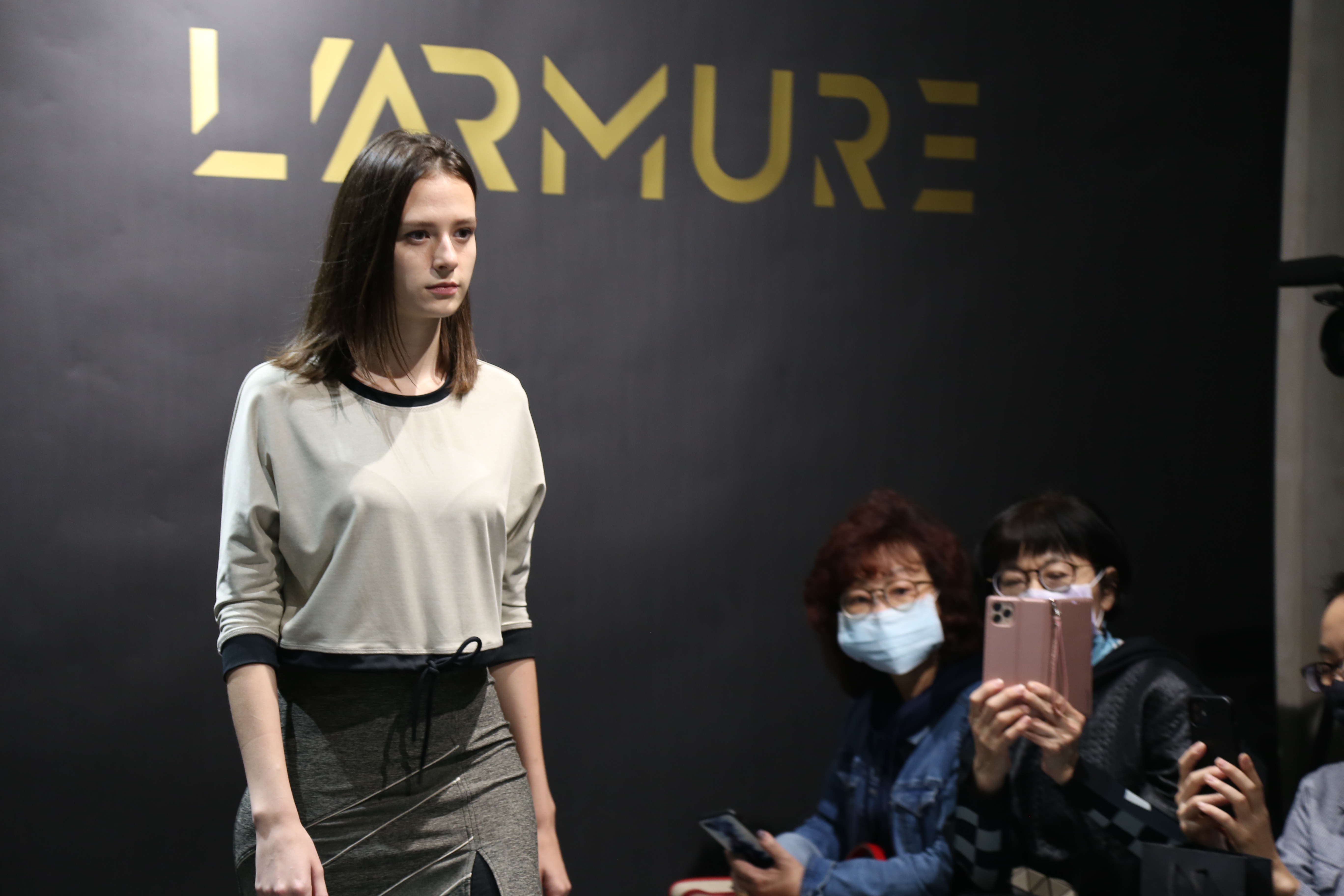 MIT時尚運動機能服飾品牌L'ARMURE攜手南緯實業紡織廠專利抗菌技術，舉辦後疫情時尚展演秀。（L'ARMURE提供）