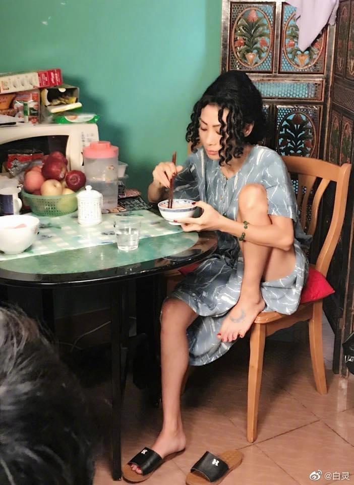 再度與陳果合作,白靈又回到《餃子》裡「媚姨」的狀態,與她在好萊塢的形象相差甚遠。(翻攝自白靈微博)
