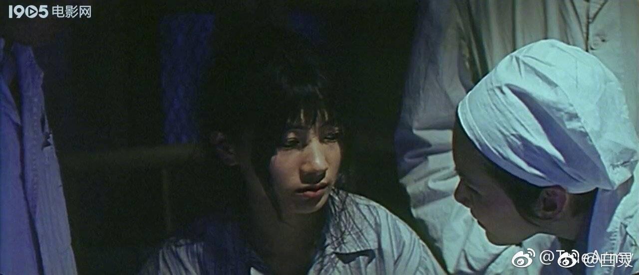 白靈1988年拍的電影《弧光》,她在片中飾演一位擁有超高智商女孩,卻被認為有精神病,把她送進了精神病院,當時的白靈看來相當清秀。(翻攝自白靈微博)