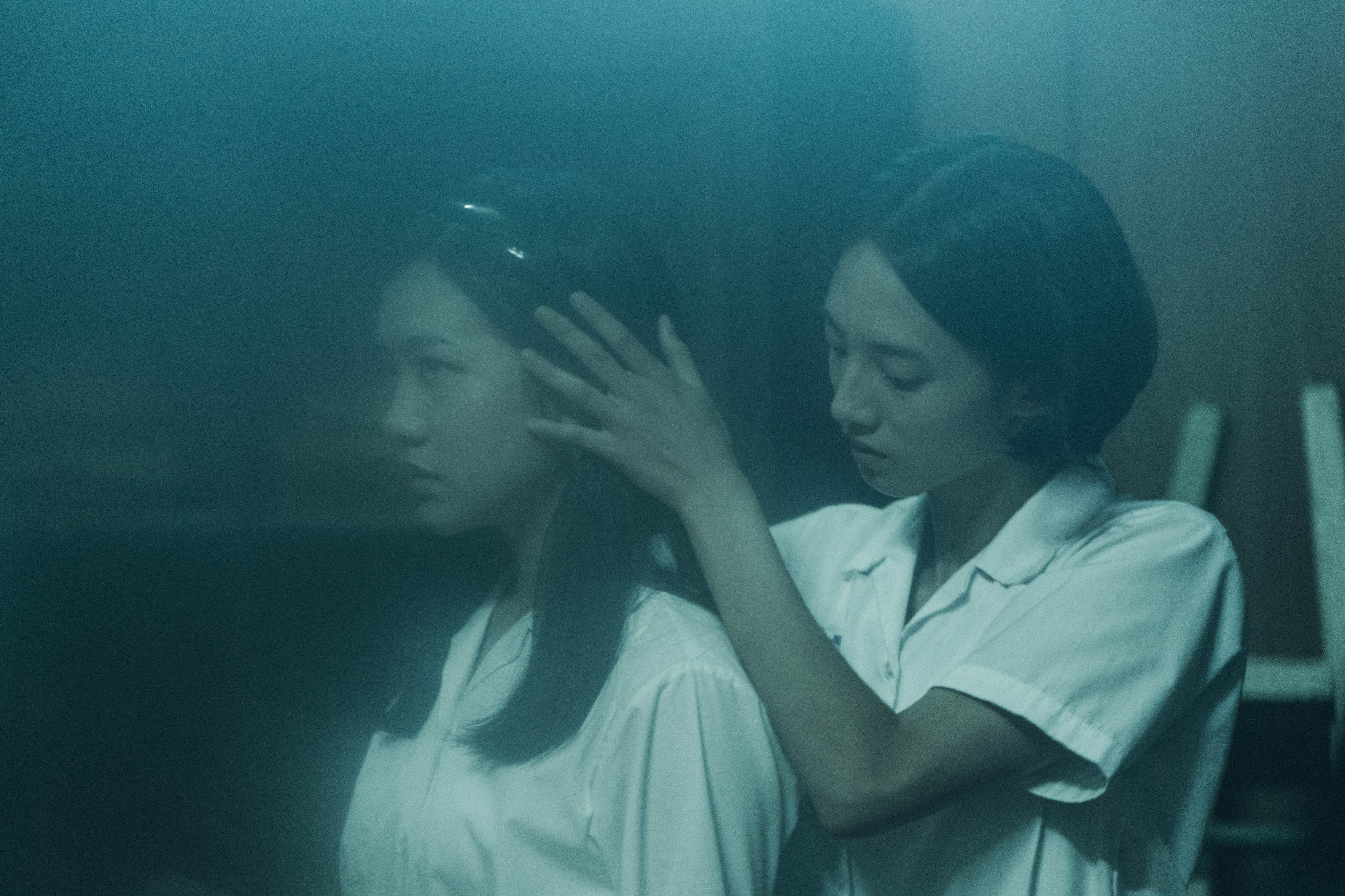 《返校》影集版跟著轉學生劉芸香(左)回到1999年的翠華中學,發現方芮欣(右)的鬼魂依然存在。(Netflix提供)